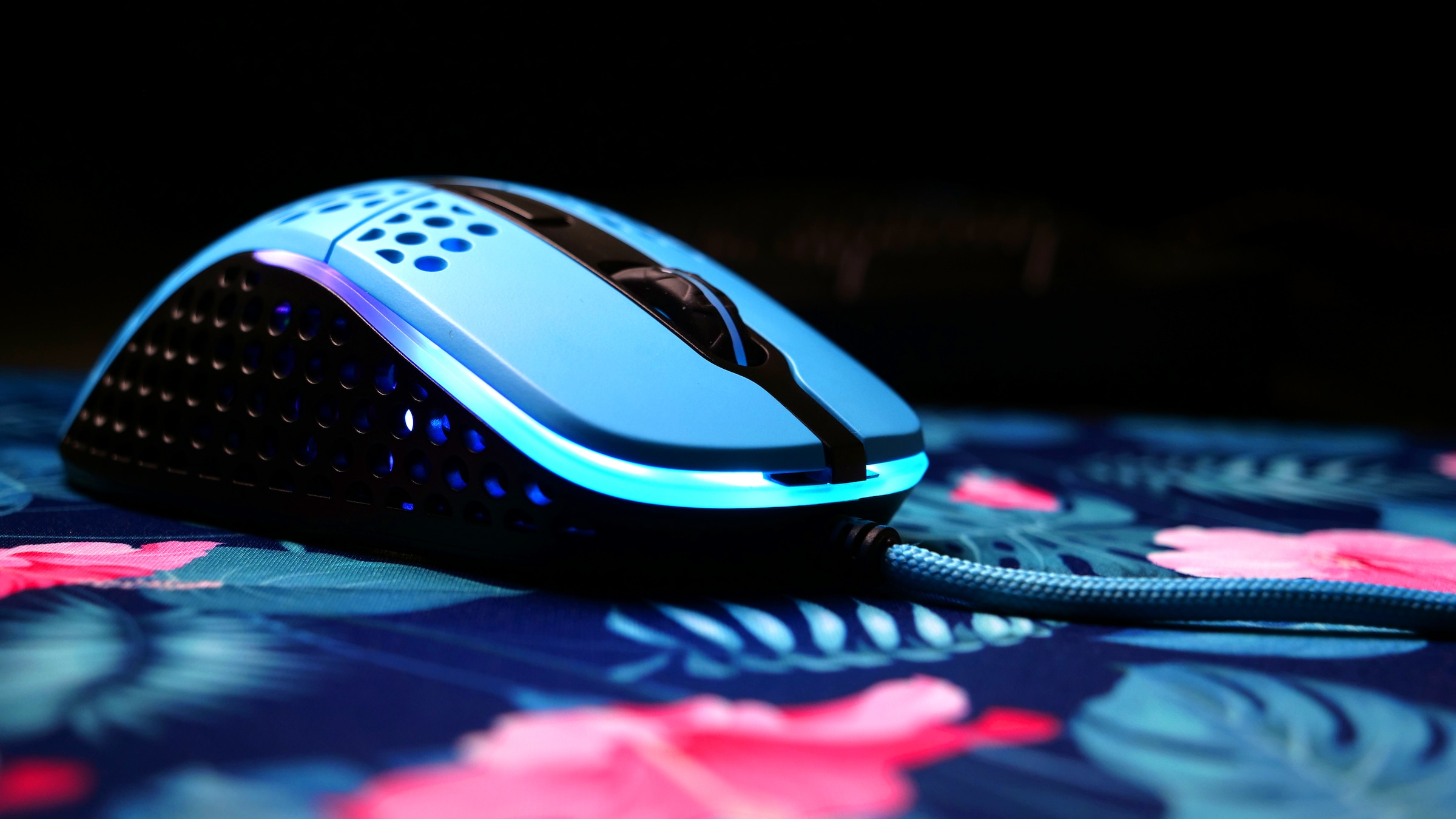 Cherry Xtrfy Gaming-Maus »M4 RGB«, kabelgebunden, ultraleichte Gaming-Maus