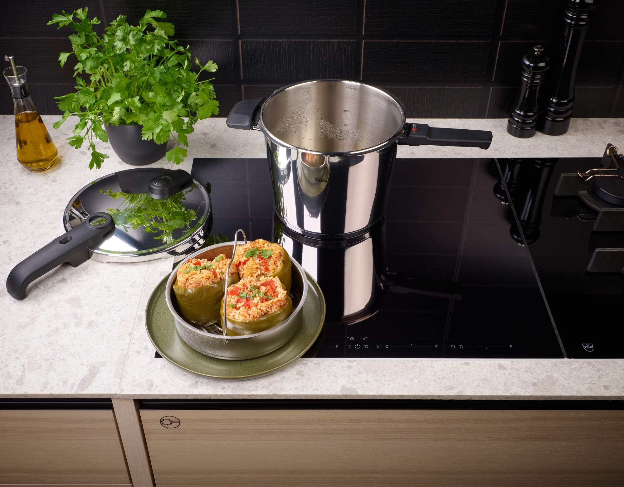 Fissler Schnellkochtopf »Vitaquick® Edition«, Edelstahl 18/10, (Set, 2 tlg., Schnellkochtopf 4,5 oder 6 Liter mit Deckel und Dünsteinsatz), Made in Germany, mit gelochtem Einsatz
