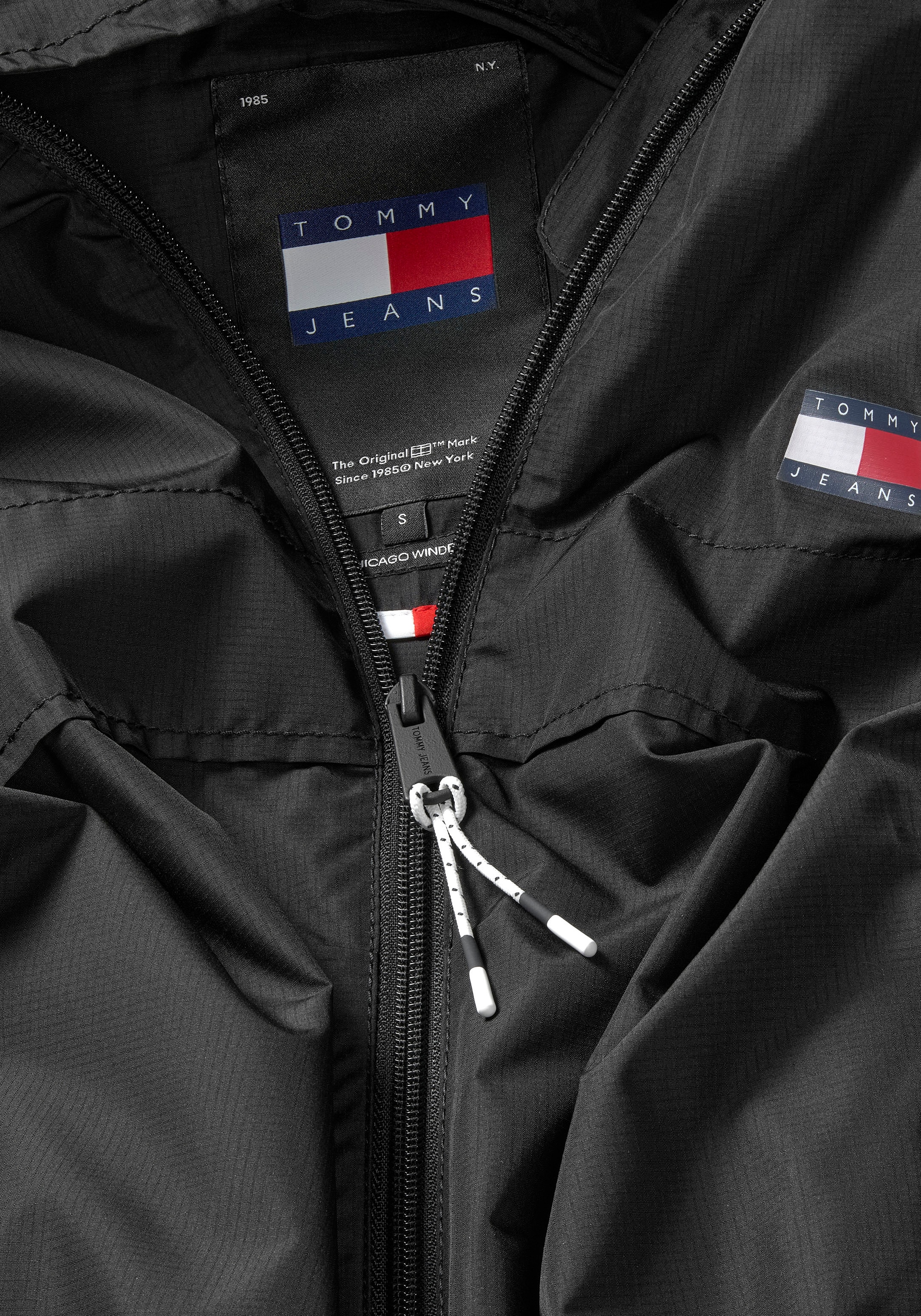 Tommy Jeans Windbreaker »TJW CRP LT CHICAGO«, in modischer Cropped Form