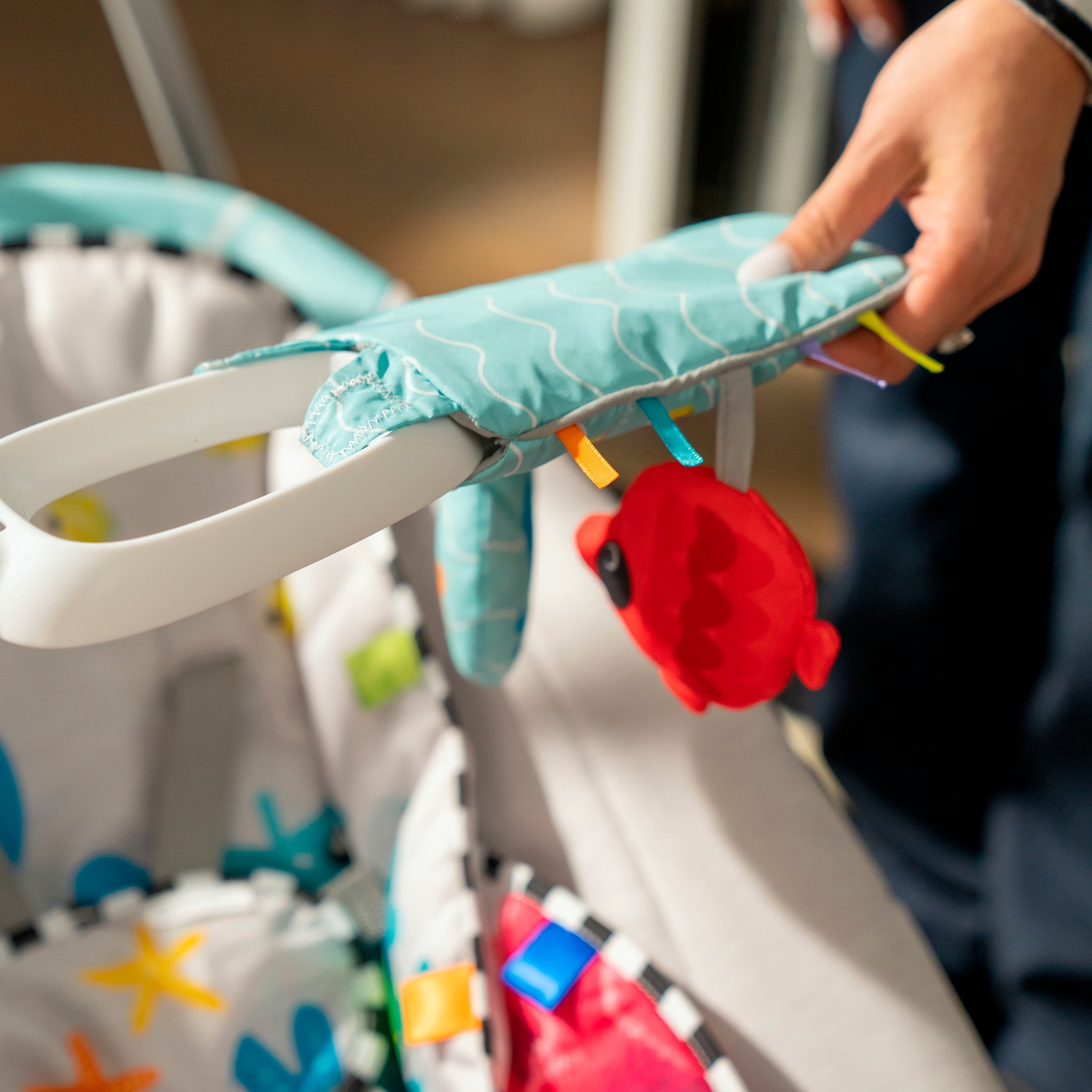Baby Einstein Babywippe »Kick to It 4-in-1 Musical Swing & Rocker«, bis 9 kg, mit Sound-Effekt