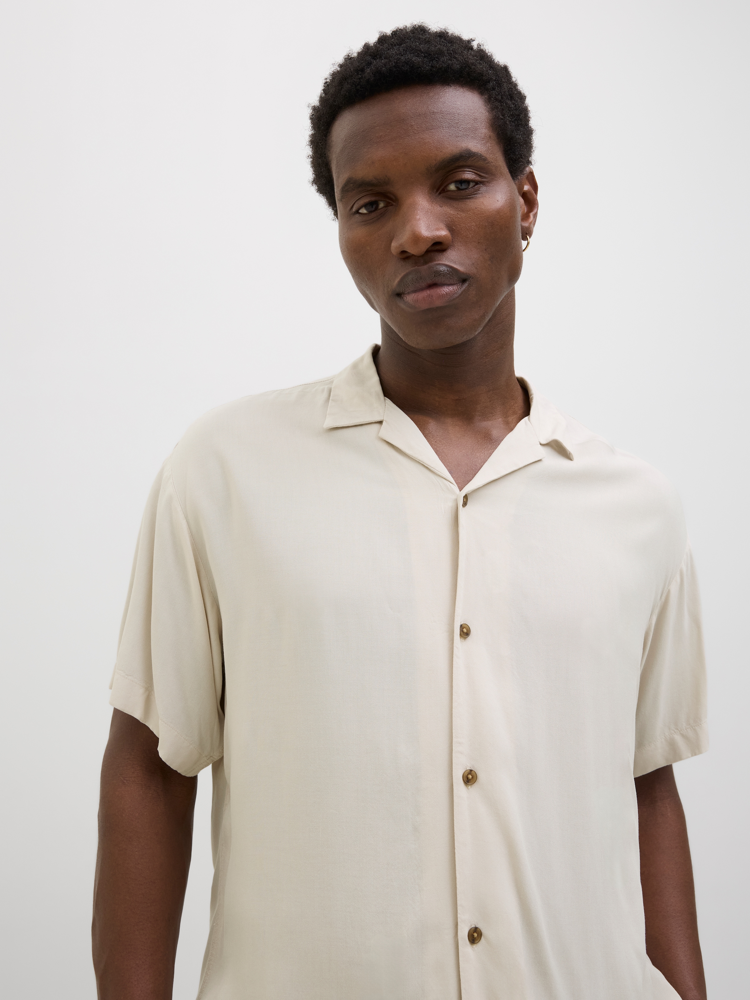 Jack & Jones Kurzarmhemd »JJEJEFF SOLID RESORT SHIRT S/S SN«, mit Resort Kragen