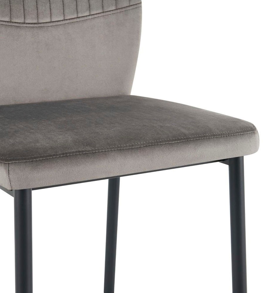 OTTO home Esszimmerstuhl »Nora« (Set) 4 Stk.moderne Samtstühle mit Kontrastnähten und schwarzem Metallgestell