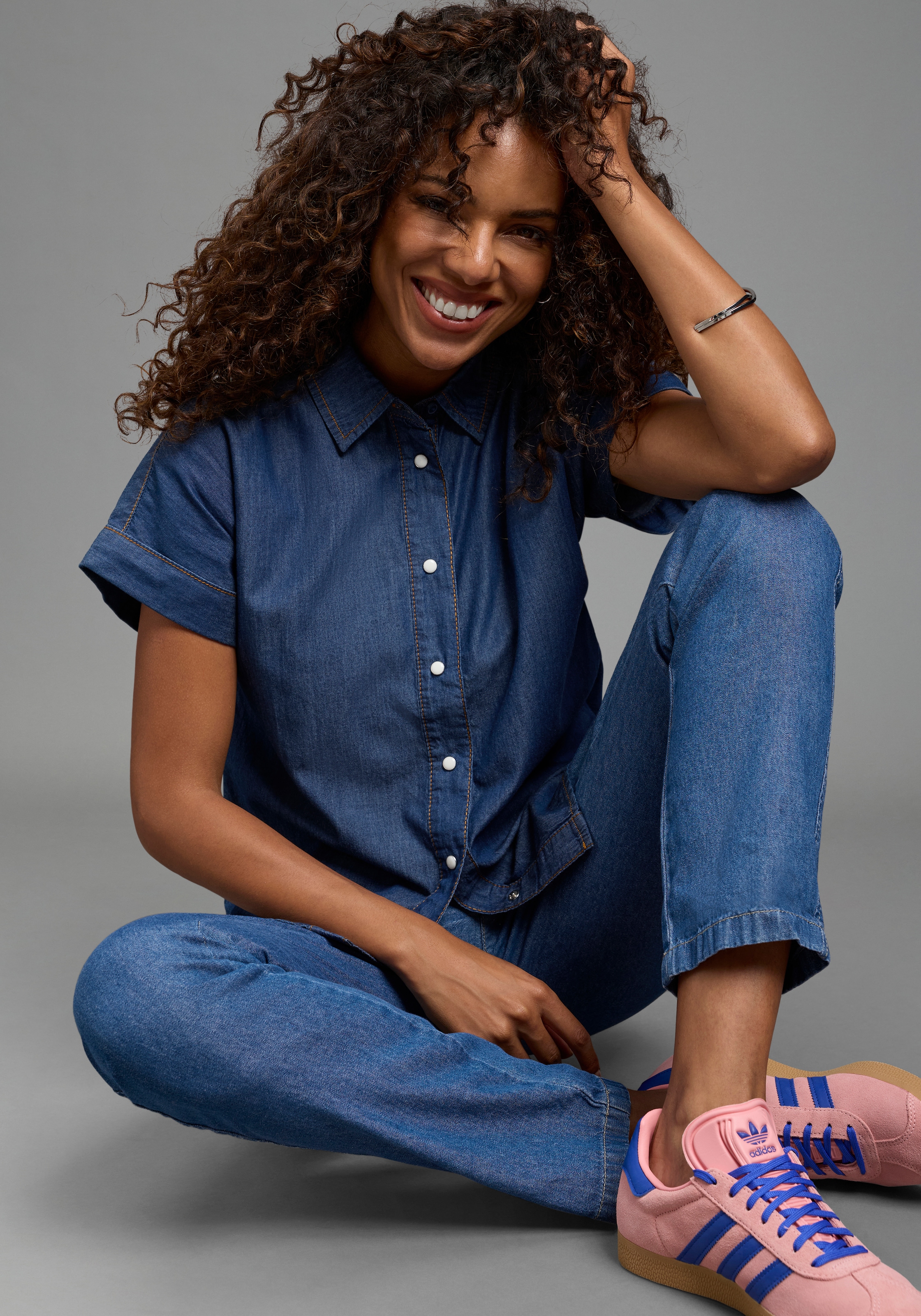 Arizona Jeansbluse »halbarm« mit Hemdblusenkragen, Comfort Fit, auch in großen Größen