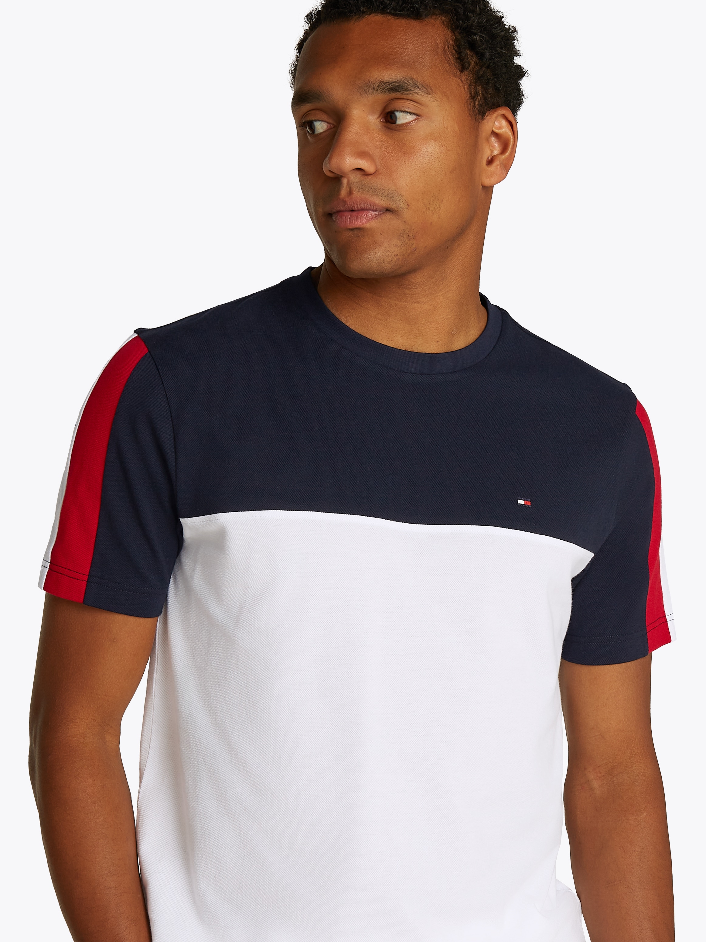 Tommy Hilfiger T-Shirt »GLOBAL STRIPE COLOURBLOCK TEE«, im modischen Colorblocking