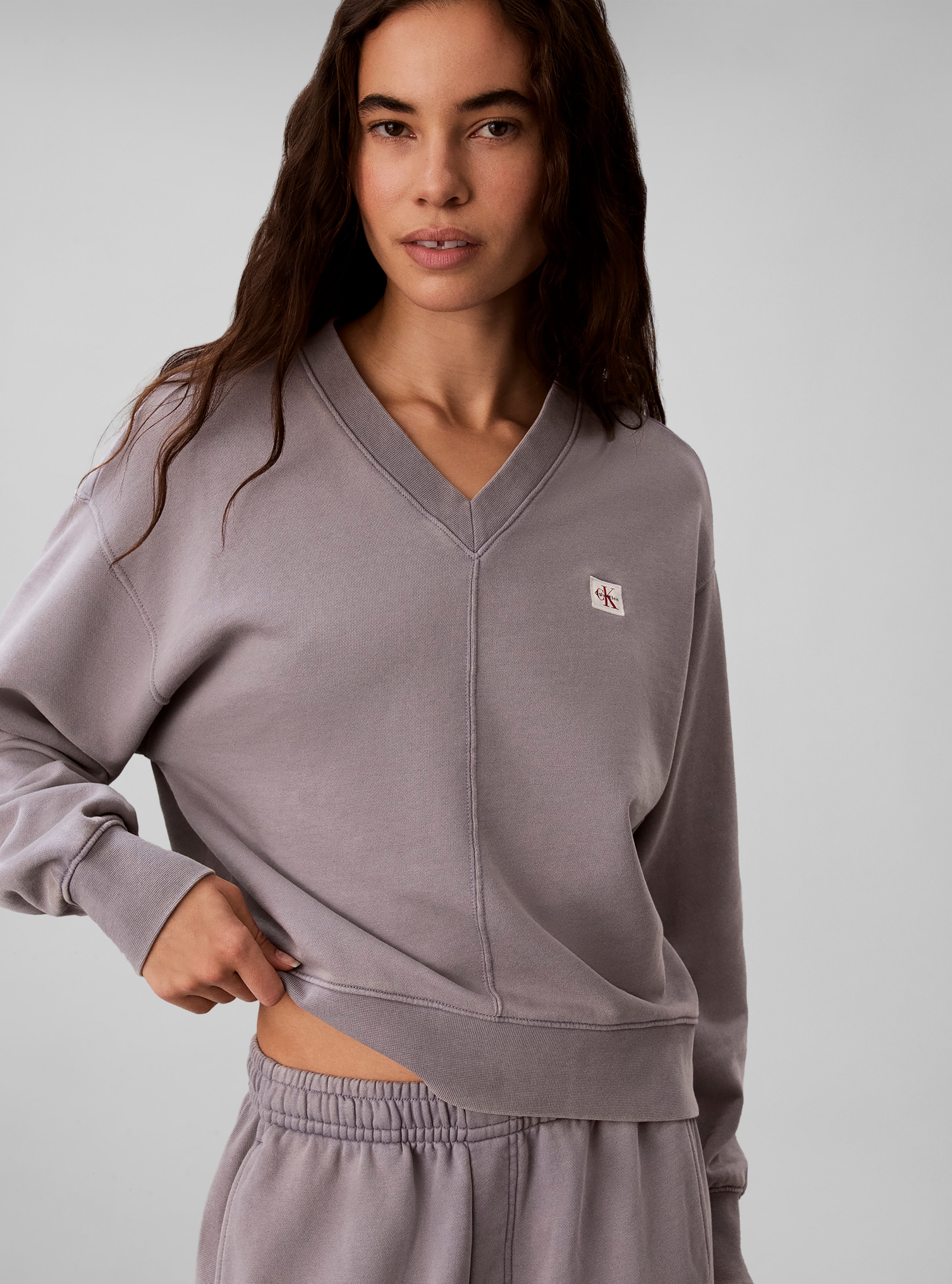 Calvin Klein Sweatshirt »WOVEN LABEL TERRY V-NECK«, Regular fit mit V-Ausschnitt
