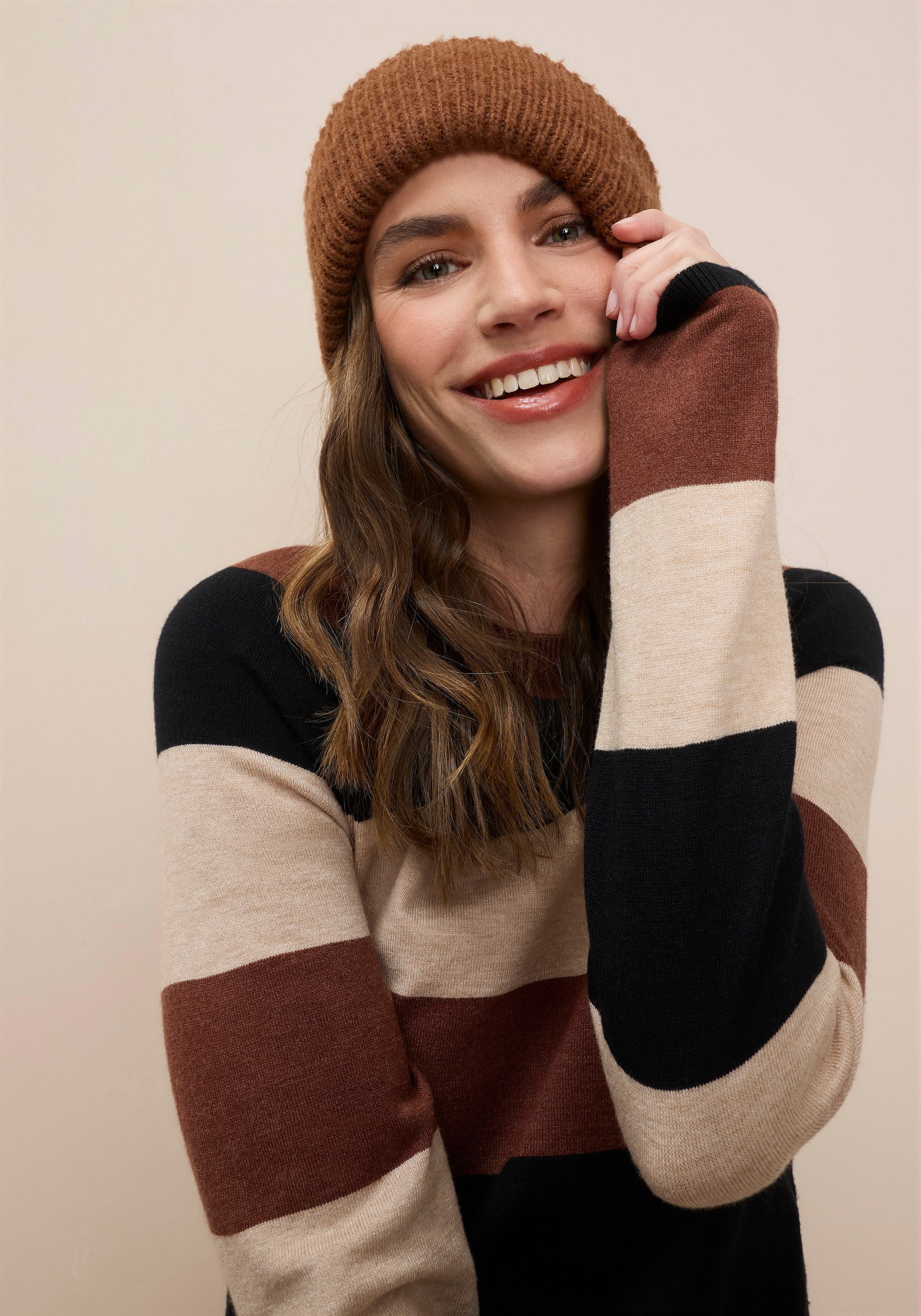 Tamaris Strickkleid aus Feinstrick, für Casualmode und Frühling, gestreifte Optik