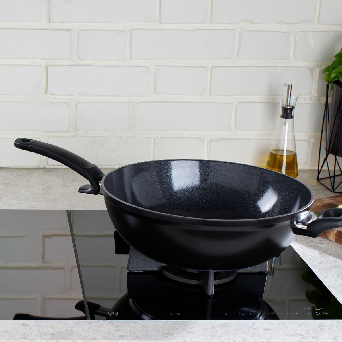 Fissler Wok »Ceratal® Orbit Black«, Aluminium, (1 tlg.), gesünderes Kochen mit Antihaft-Effekt, hergestellt ohne PFAS/PTFE