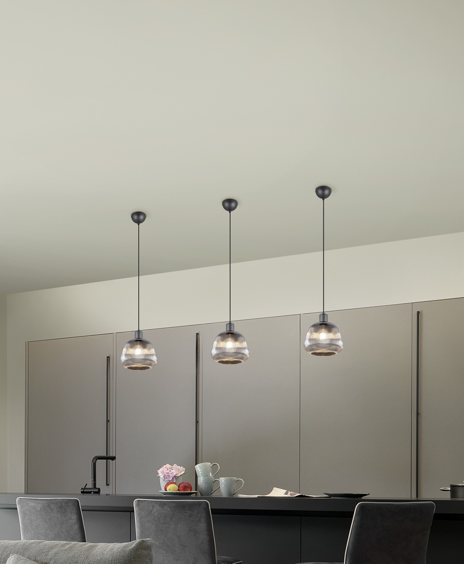 TRIO Leuchten Pendelleuchte »TARIFA, 1-flammige Hängeleuchte exkl 1xE27 max 25W, Glas Hängelampe«, 1 flammig, Leuchtmittel E27 | Leuchtmittel wechselbar, höhenverstellbar max 150cm Glas in Riffeloptik und leicht verspiegelt