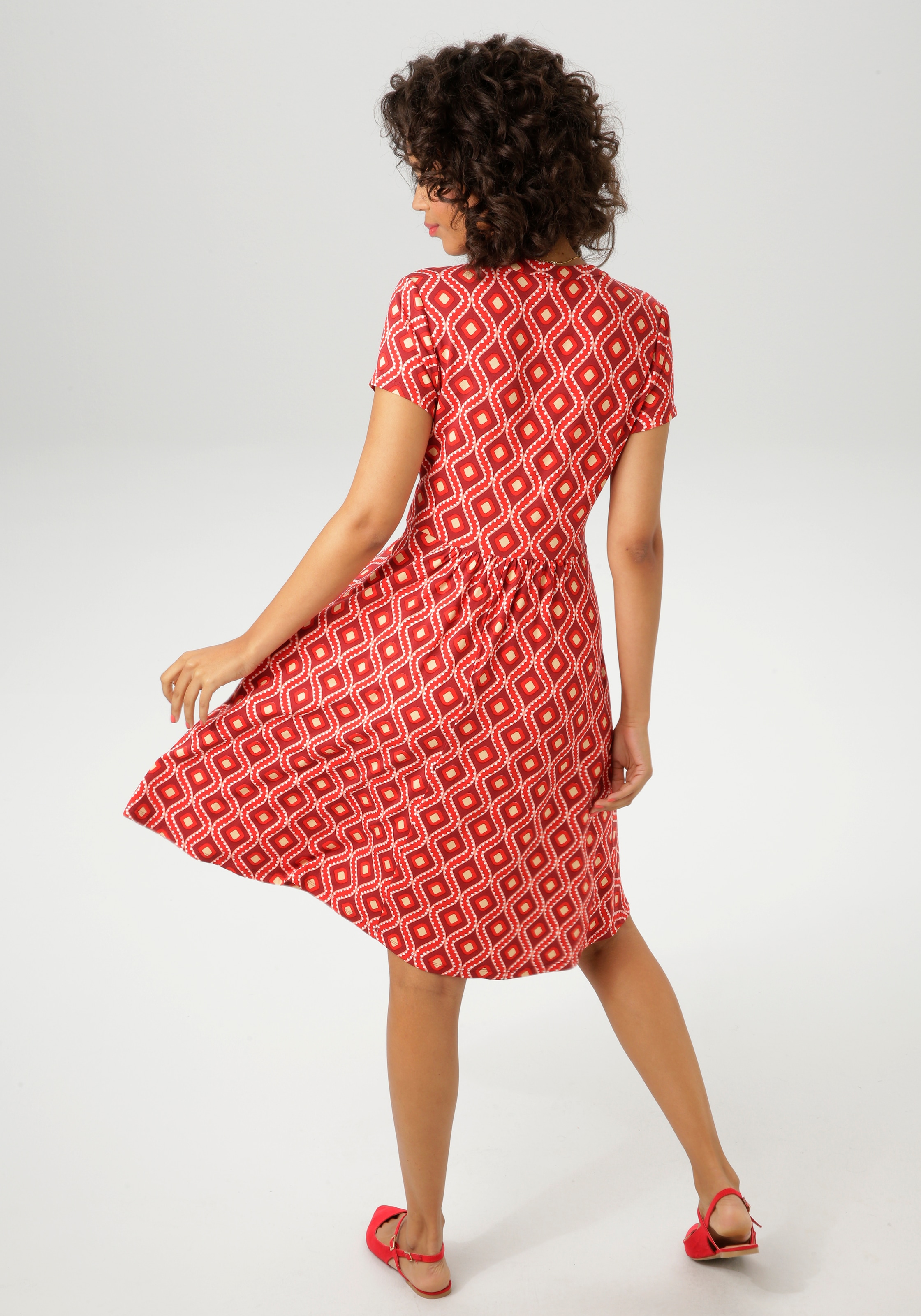 Aniston CASUAL Sommerkleid, mit farbharmonischem Retro-Druck