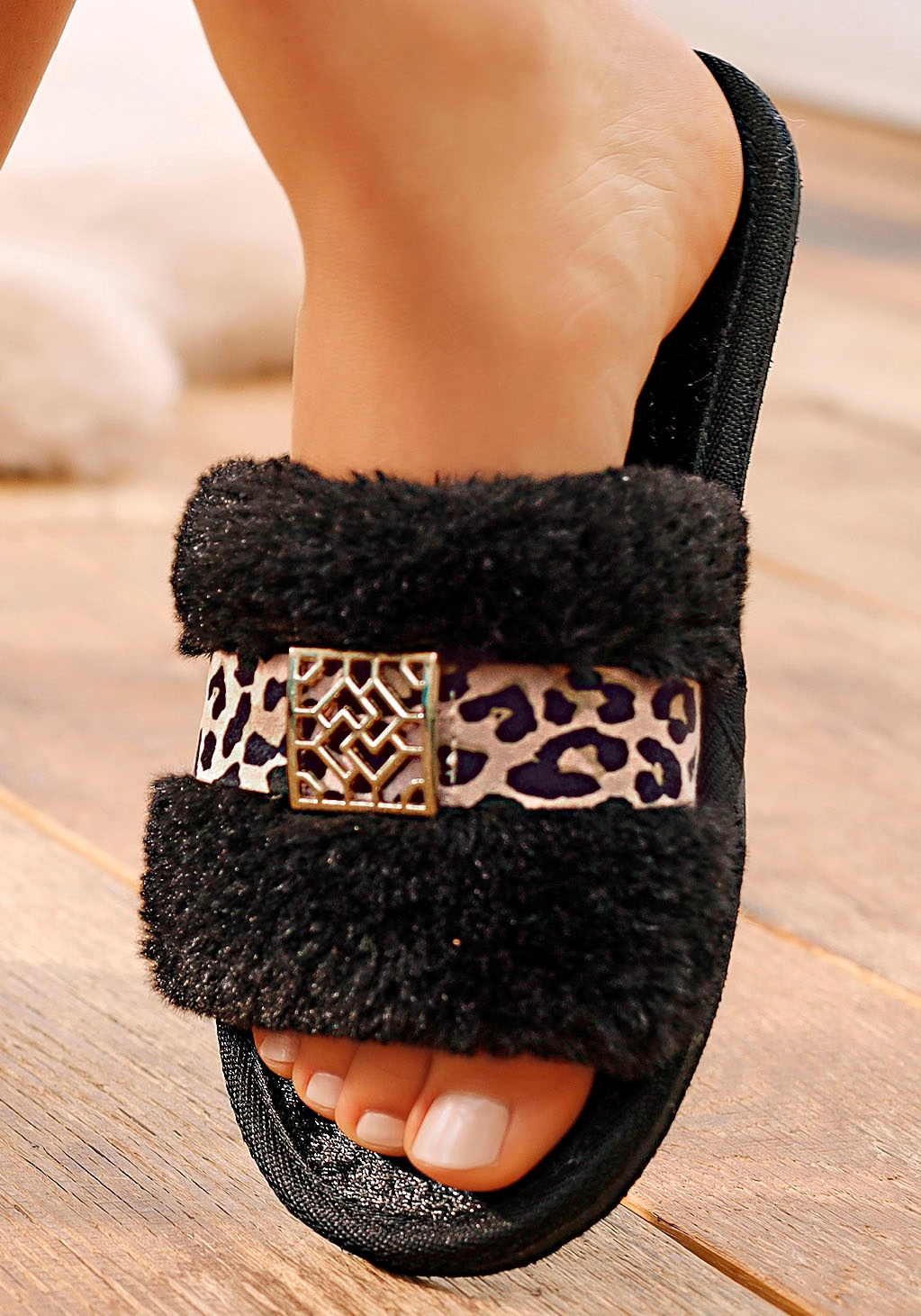 Vivance Pantolette »Hausschuh, Plüschhausschuh,«, mit kuscheligem Fellimitat und Animal-Print VEGAN