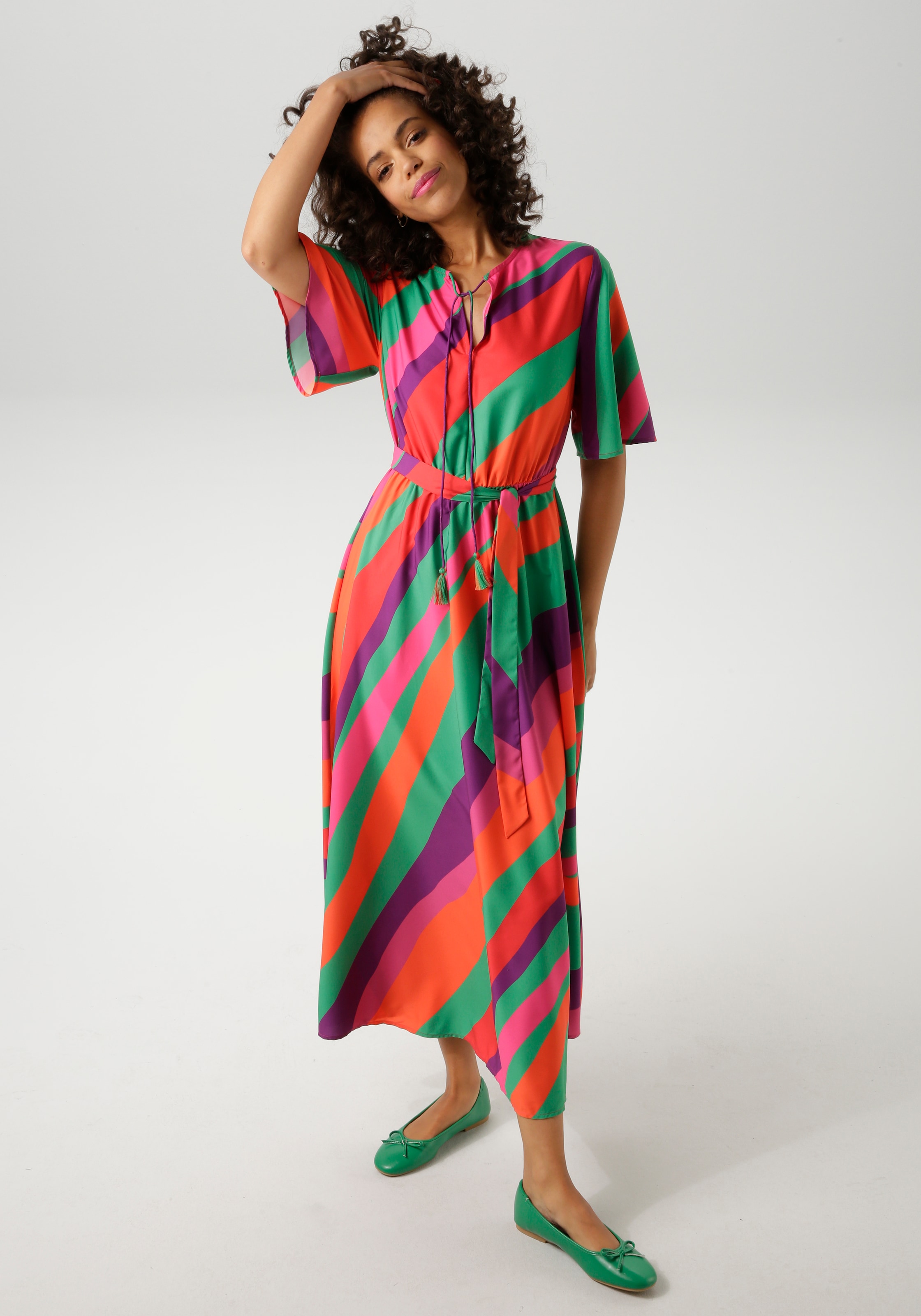 Aniston CASUAL Sommerkleid, (mit abnehmbarem Bindeband), im farbenfrohen Streifen-Dessin