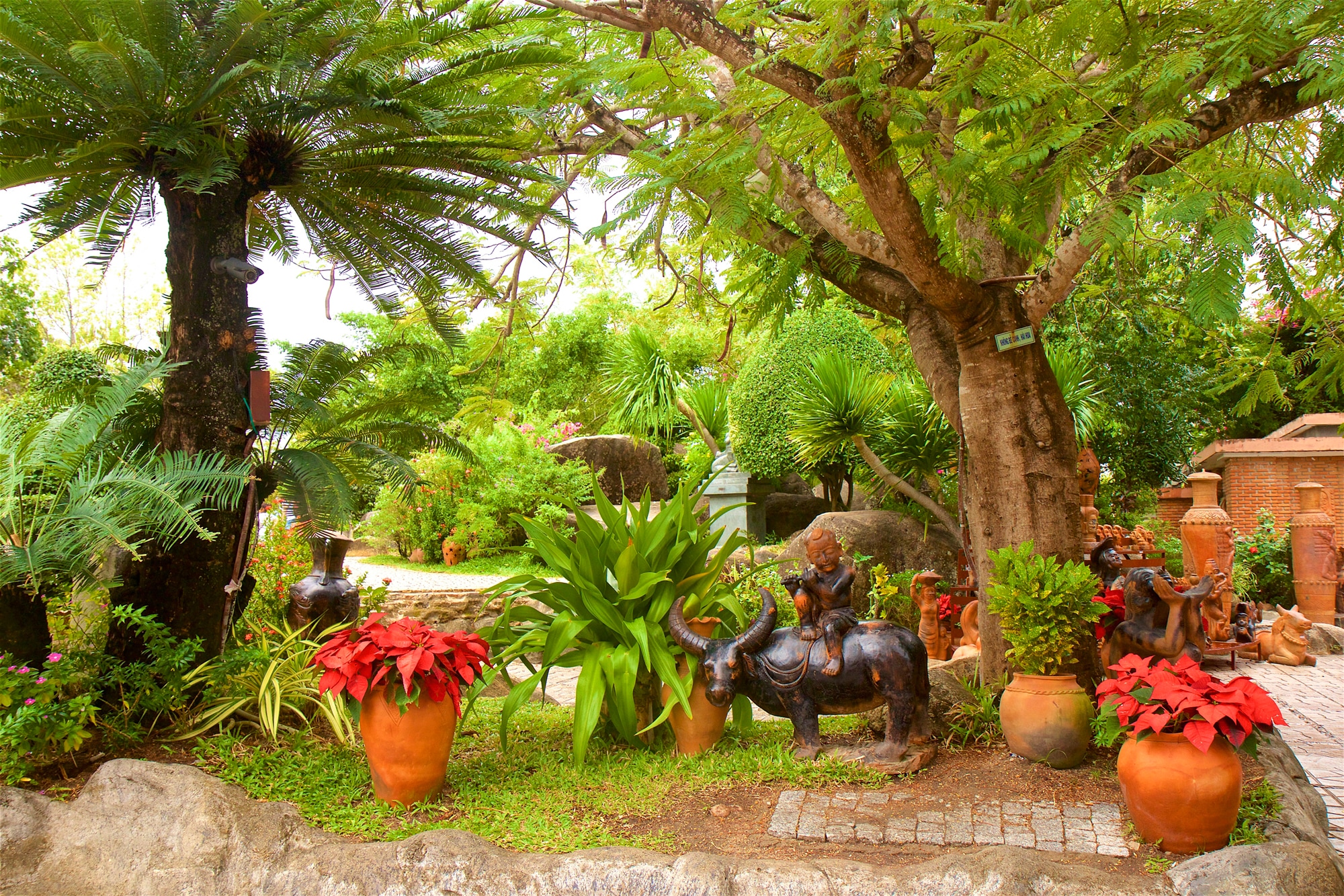 Papermoon Fototapete »GARTEN-KERAMIK STATUEN VIETNAM PARK CHAMTÜRME BLUMEN« günstig online kaufen