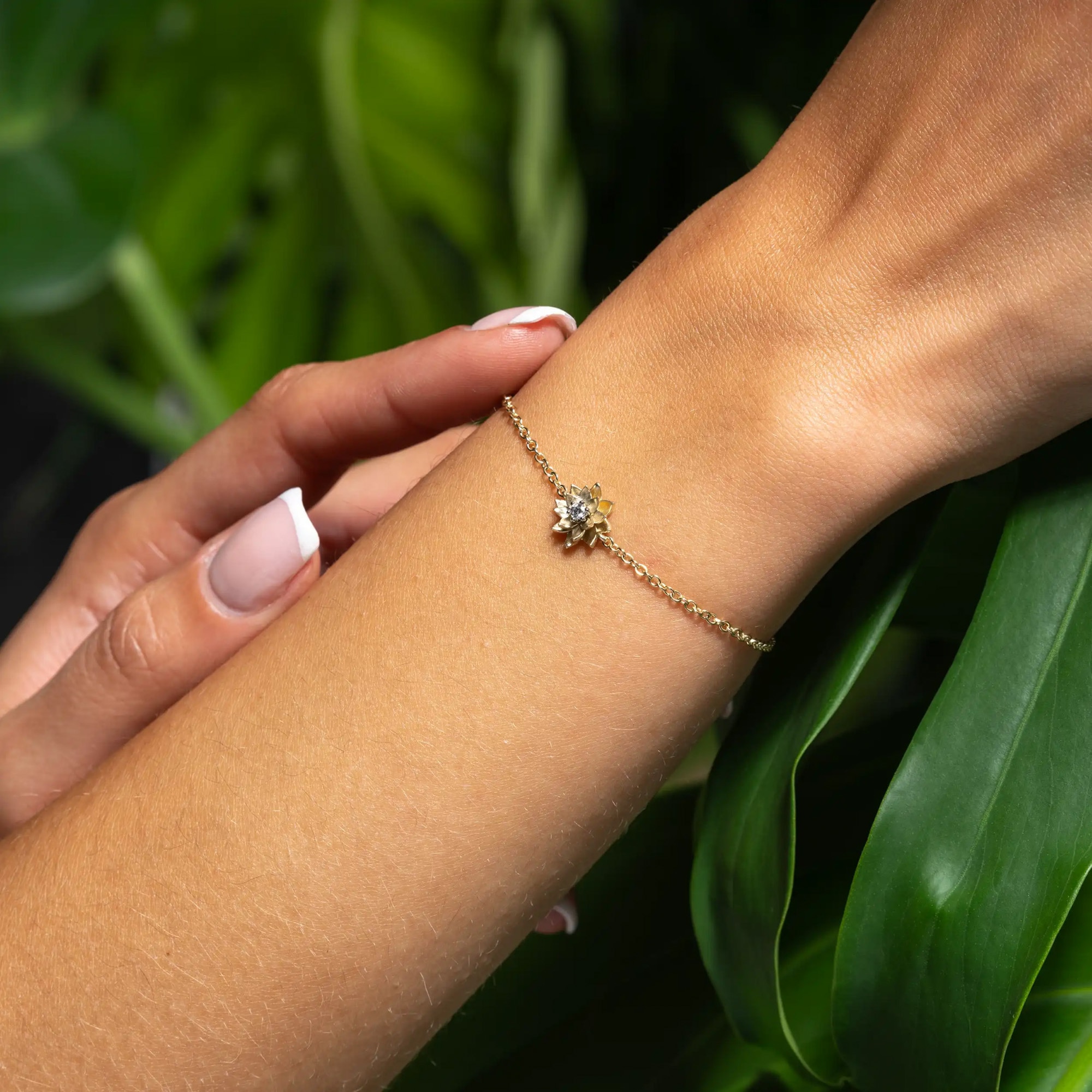 LYOMI Armband »585/- GG/WG Lotusblüte 1 synth. Diam. 0,05ct.«