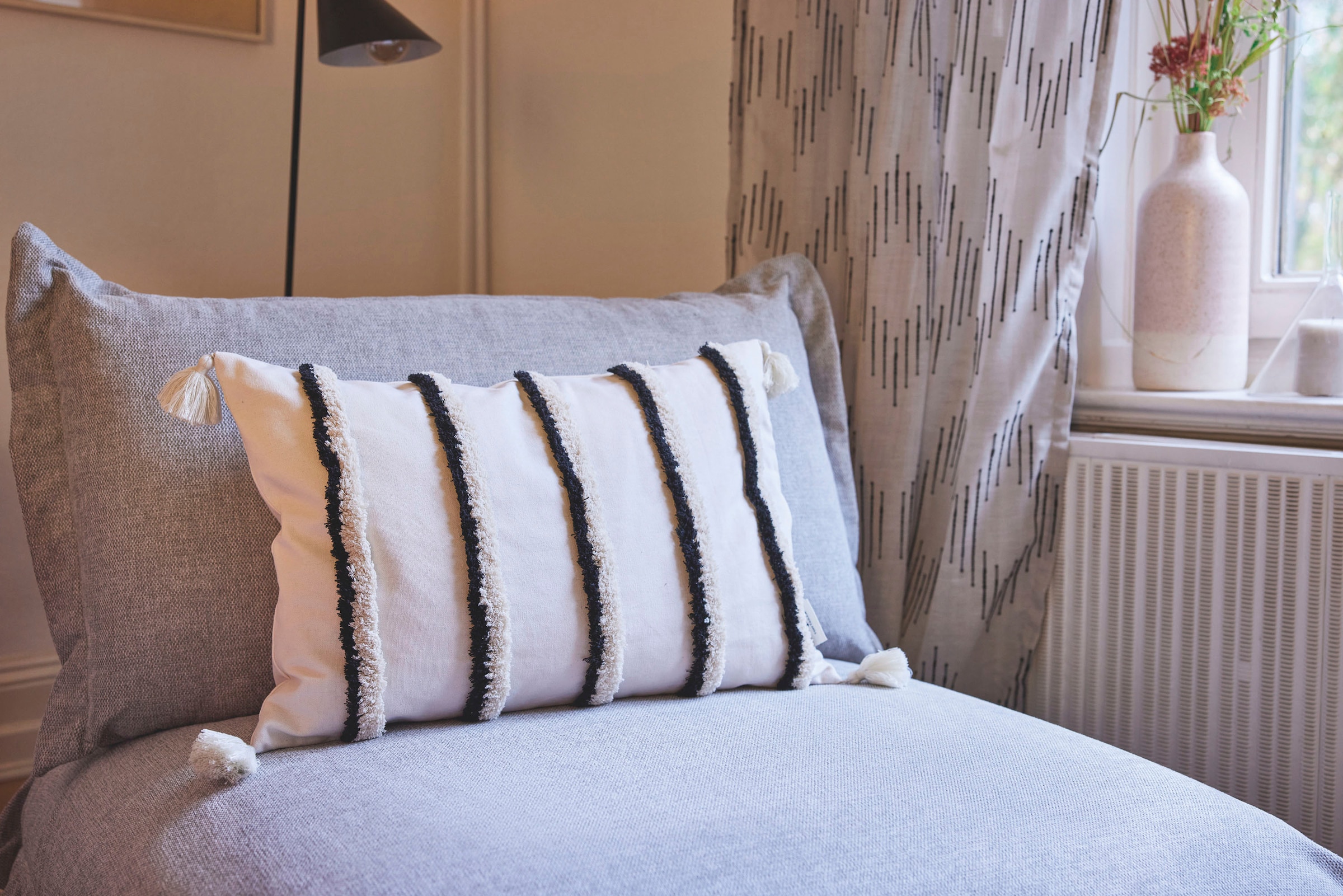 TOM TAILOR HOME Dekokissen »Fluffy Stripe«, Rautenmotiv und Quasten, Kissenhülle ohne Füllung, 1 Stück