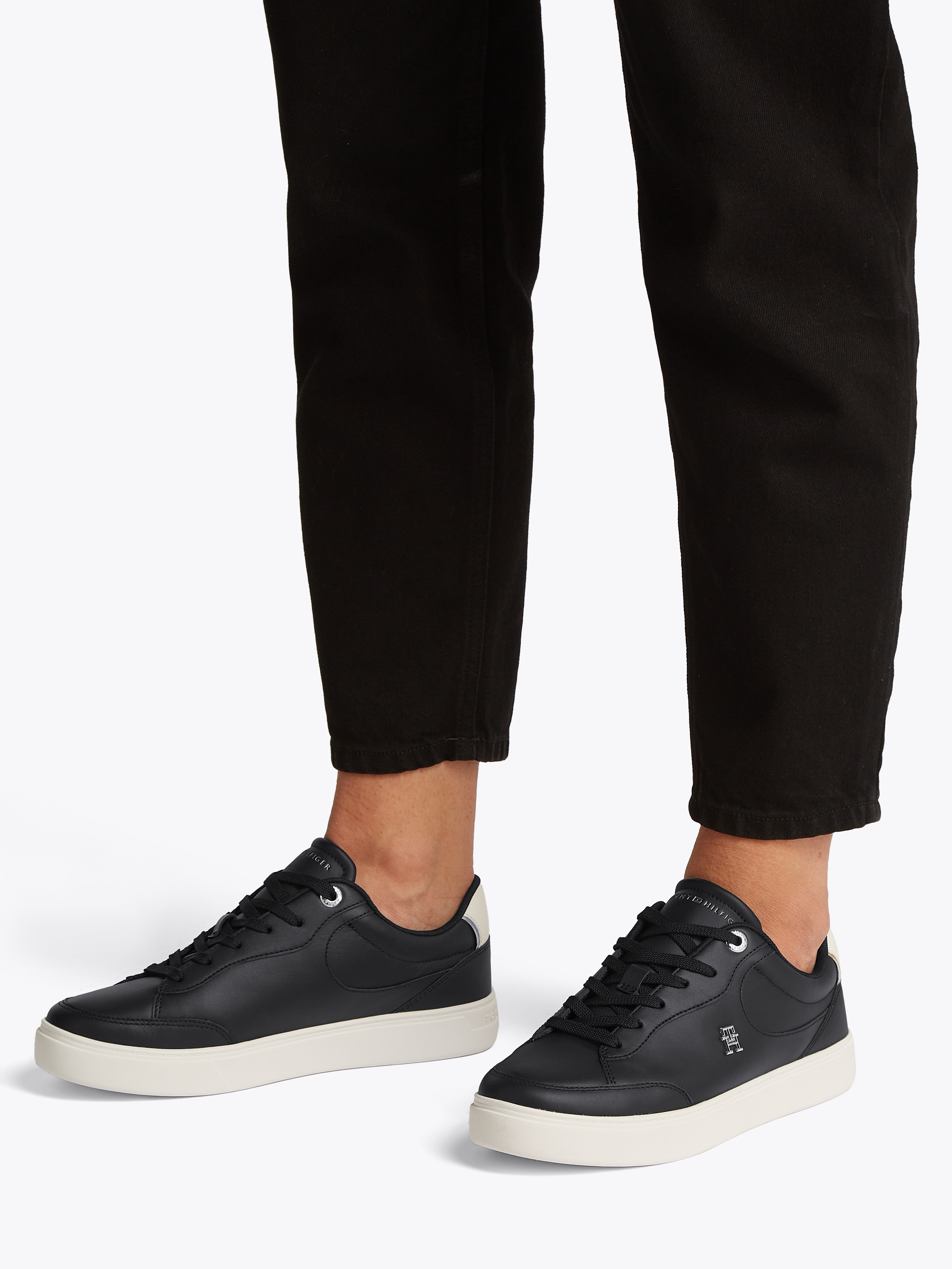 Tommy Hilfiger Plateausneaker »ESSENTIAL CHIC COURT SNEAKER«, Freizeitschuh, Schnürschuh, Halbschuh mit TH-Schmuckelement