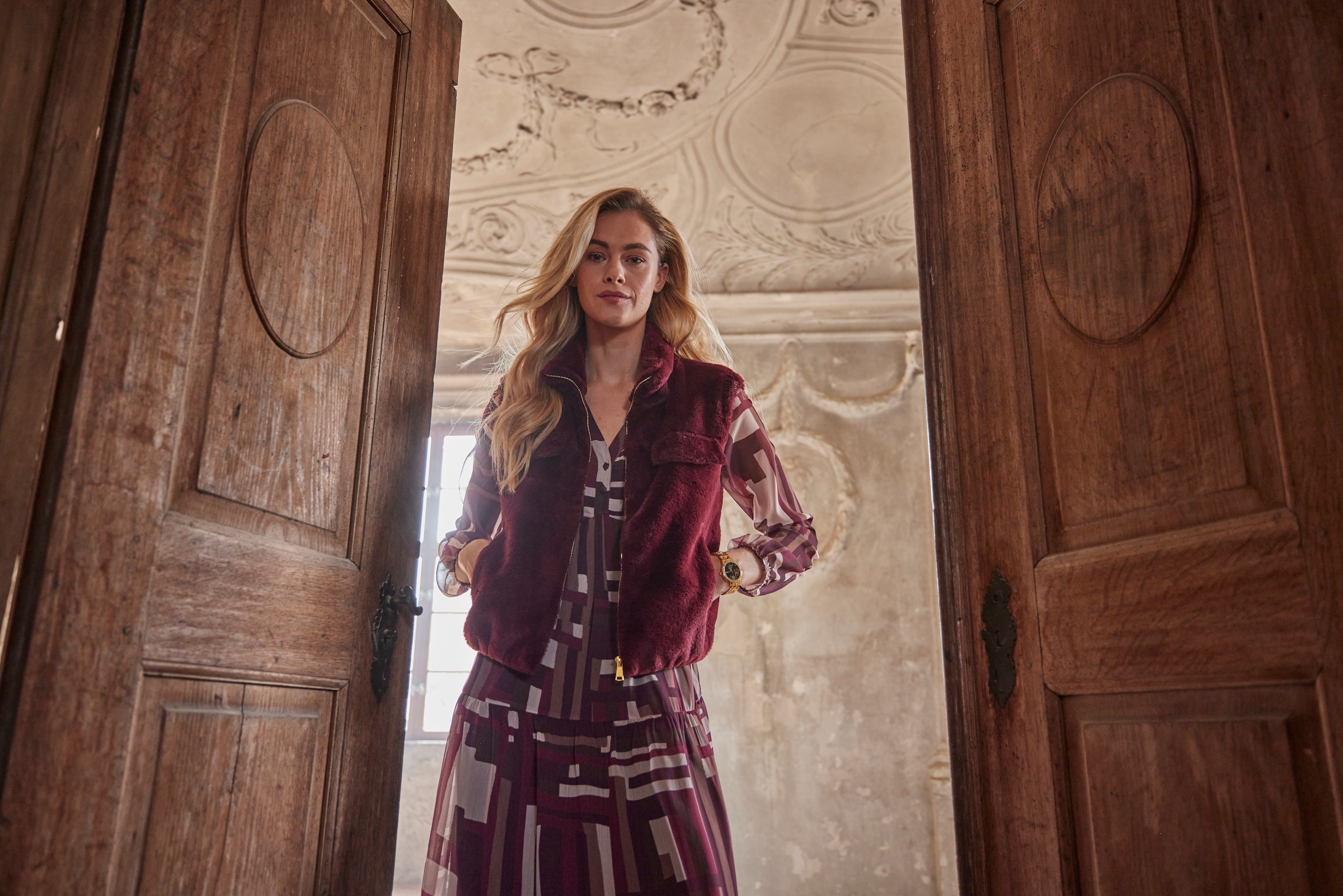 Aniston CASUAL Maxikleid, mit trendfarbigem, grafischen Muster - NEUE KOLLEKTION