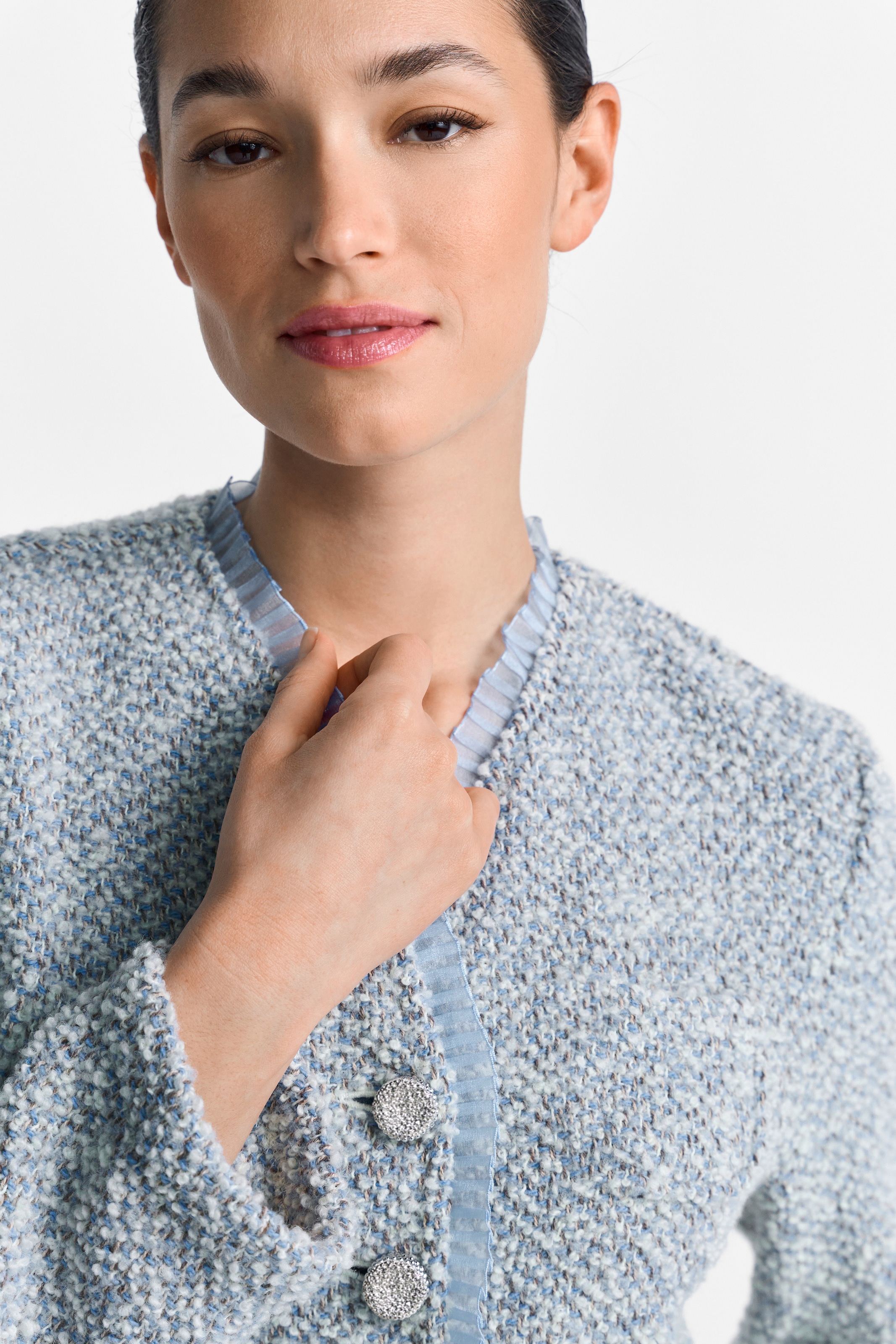 RICHROYAL Strickjacke abgesetzte Kanten mit feiner Rüschendetailierung, lockere Passform