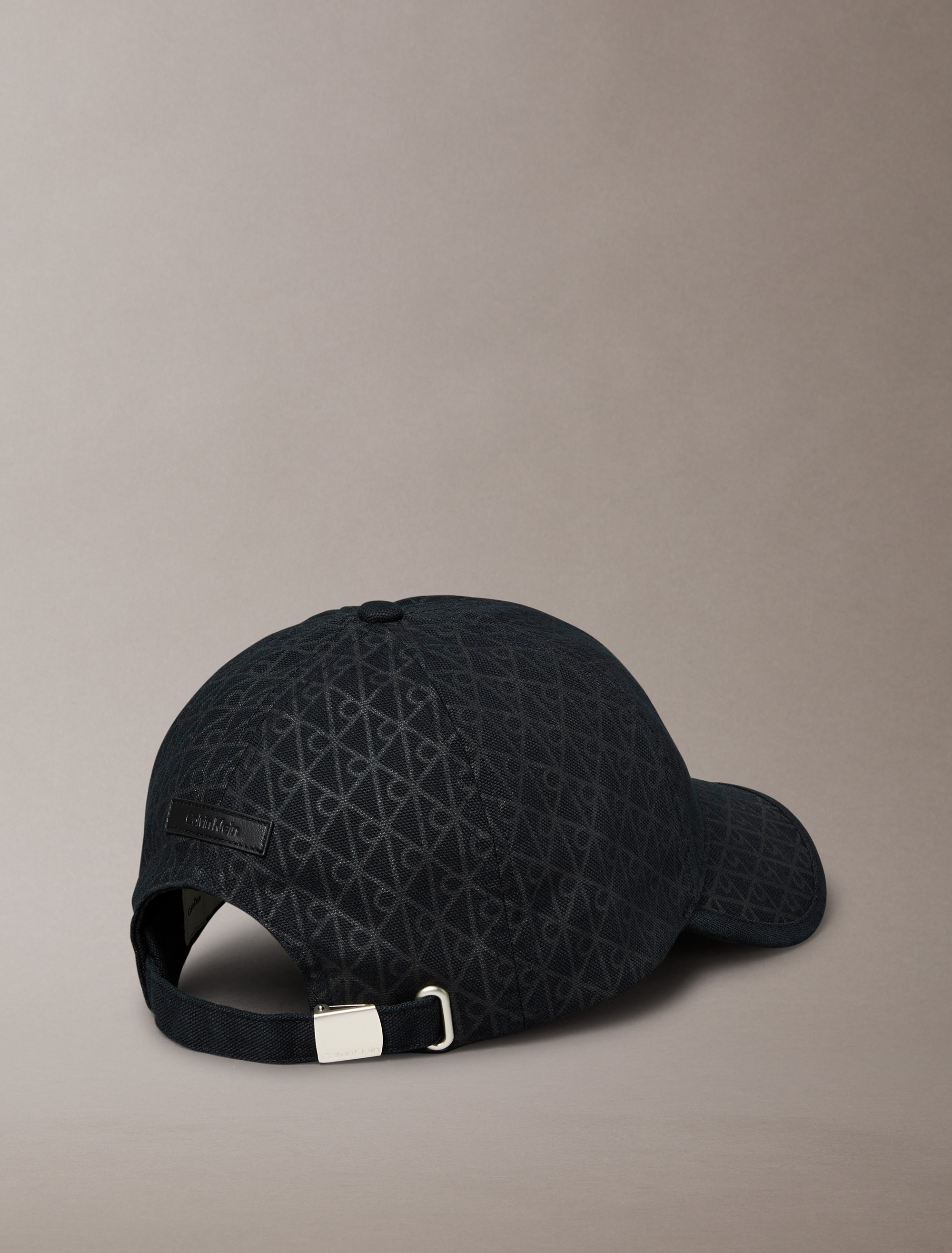 Calvin Klein Baseball Cap »EMBLEM PRINT w LEATHER PATCH CAP«, Mit festem Schirm