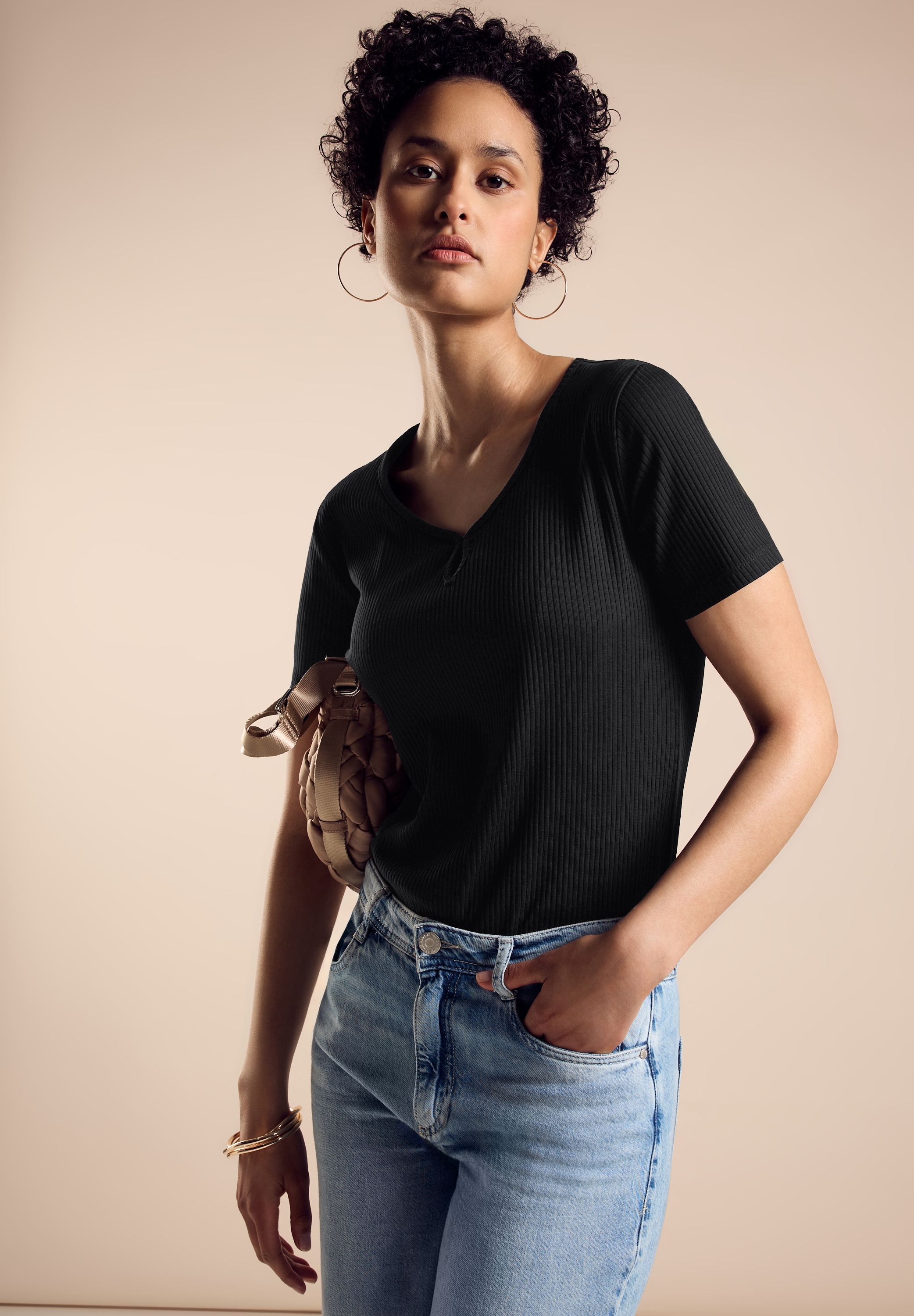 STREET ONE Kurzarmshirt, Rippoptik und V-Ausschnitt mit Schlitz