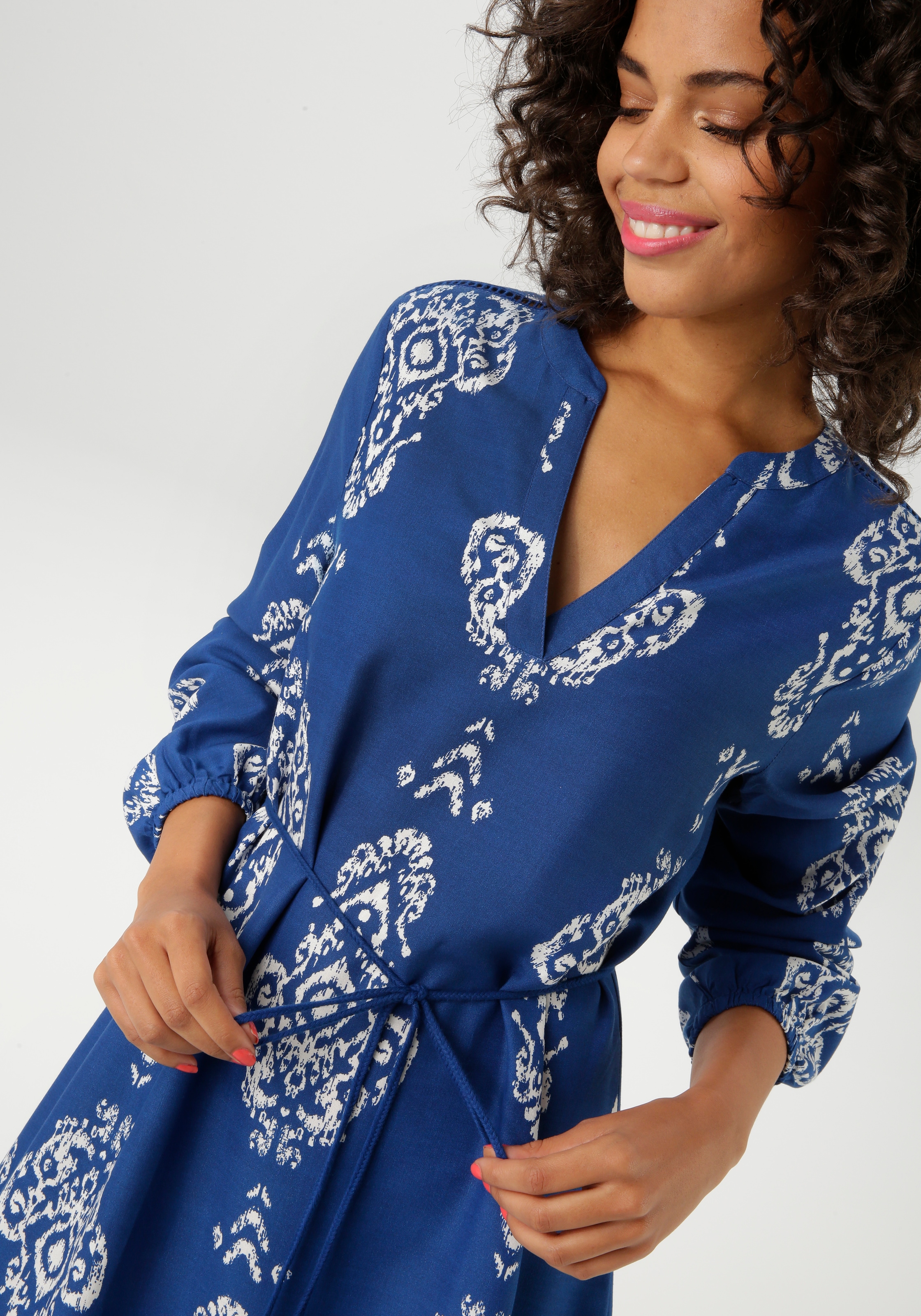 Aniston CASUAL Tunikakleid, (mit abnehmbarem Kordel-Bindeband), mit Ornament-Druck und gekontertem Volant - NEUE KOLLEKTION
