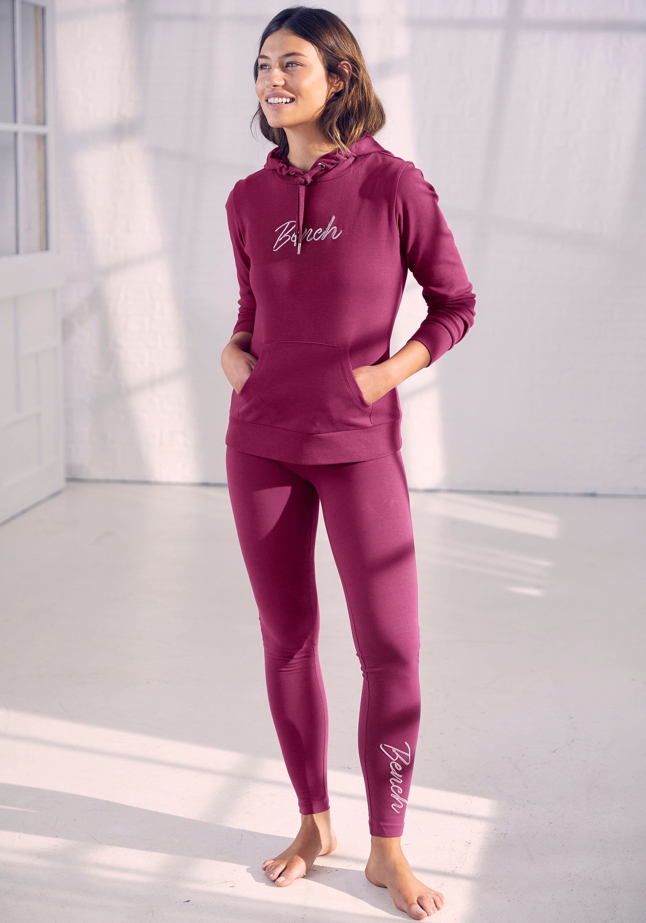Bench. Loungewear Leggings, mit glitzernder Logostickerei auf dem Bein