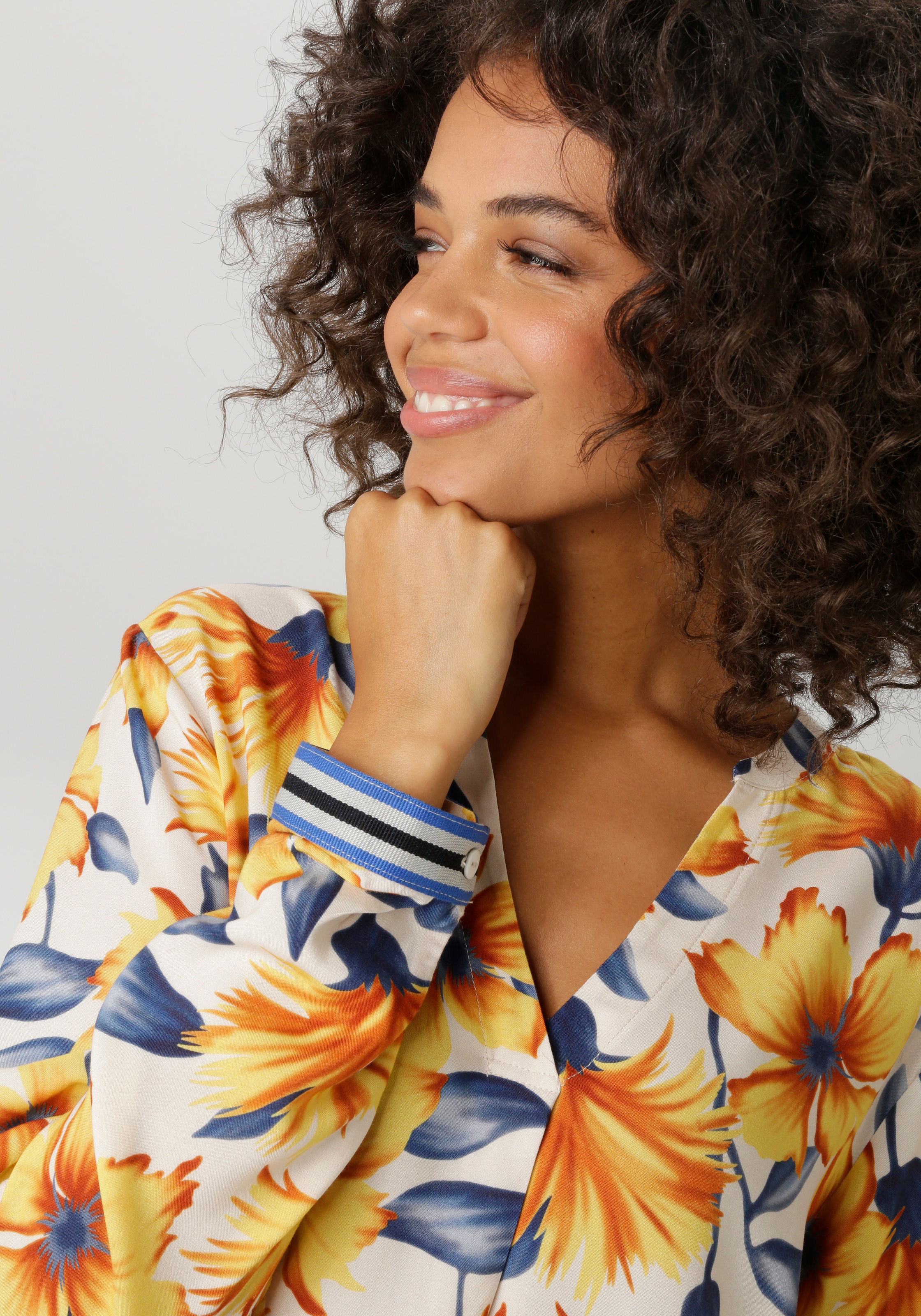 Aniston CASUAL Schlupfbluse mit farbharmonischen, großflächigen Blüten bedruckt - NEUE KOLLEKTION