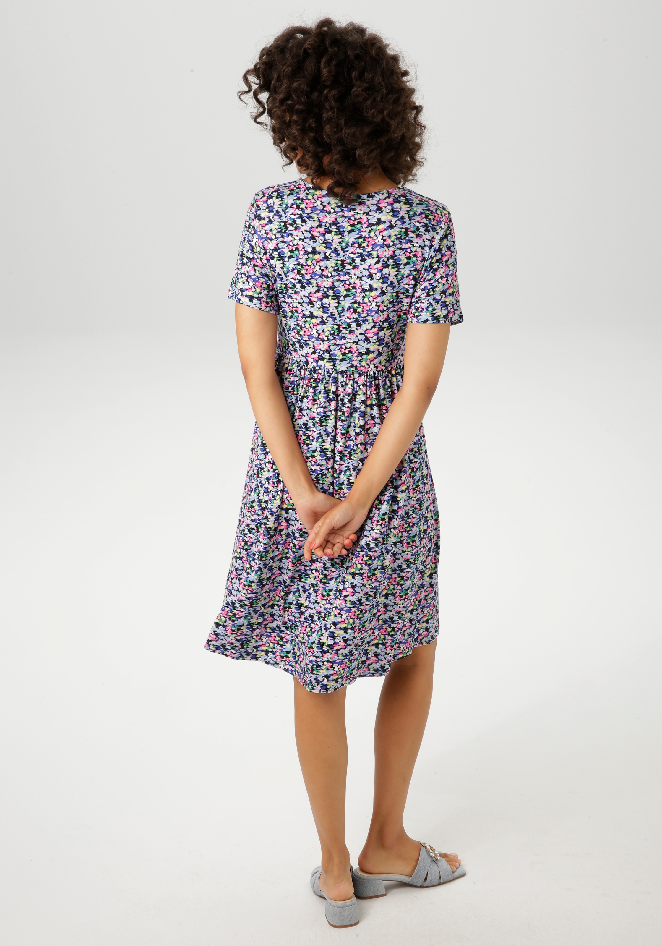 Aniston CASUAL Sommerkleid, mit farbenfrohen, grafischen Blümchen bedruckt