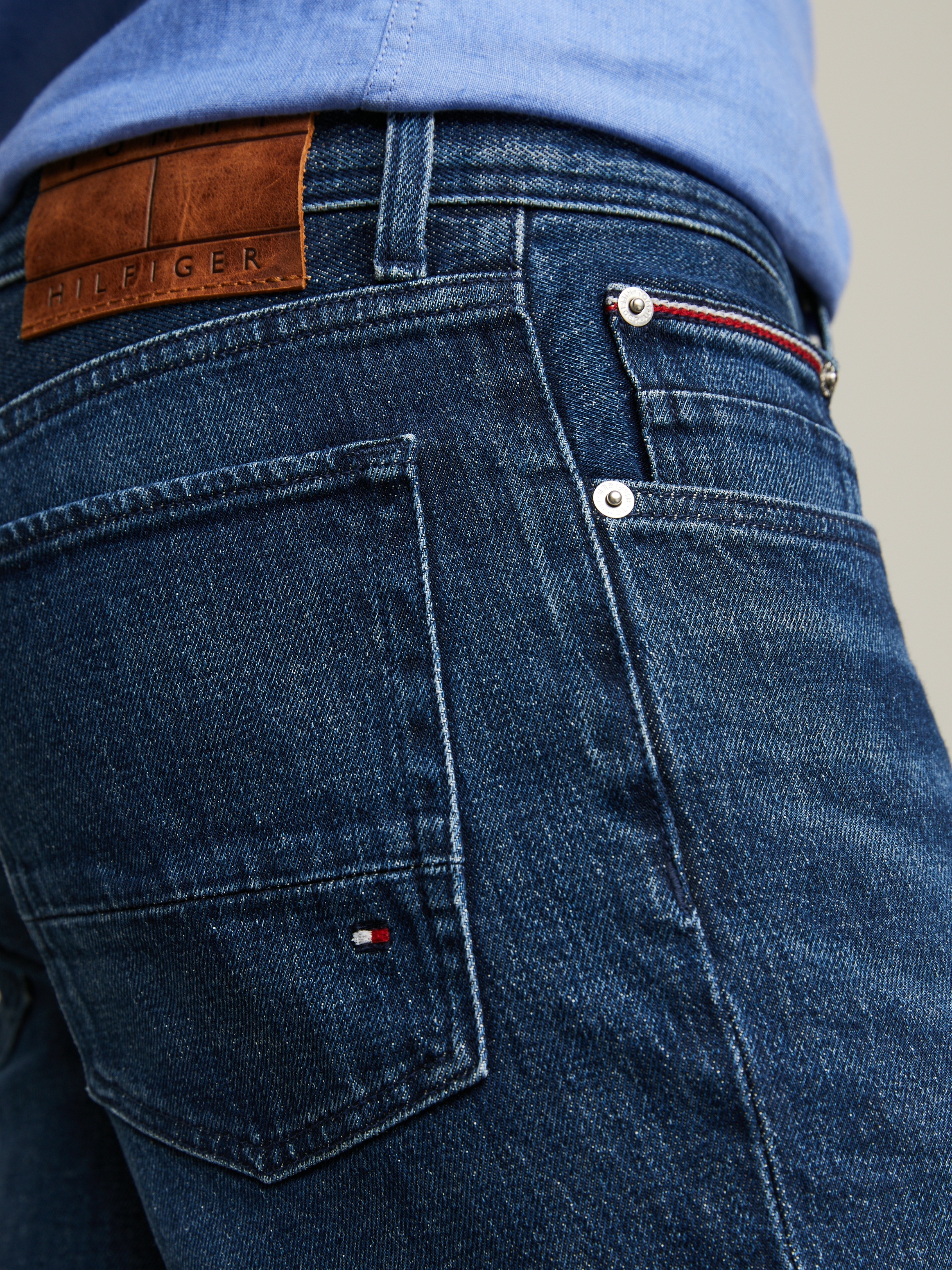 Tommy Hilfiger Jeansshorts »BROOKLYN SHORT STR«, Fade-Effekt vorne und hinten