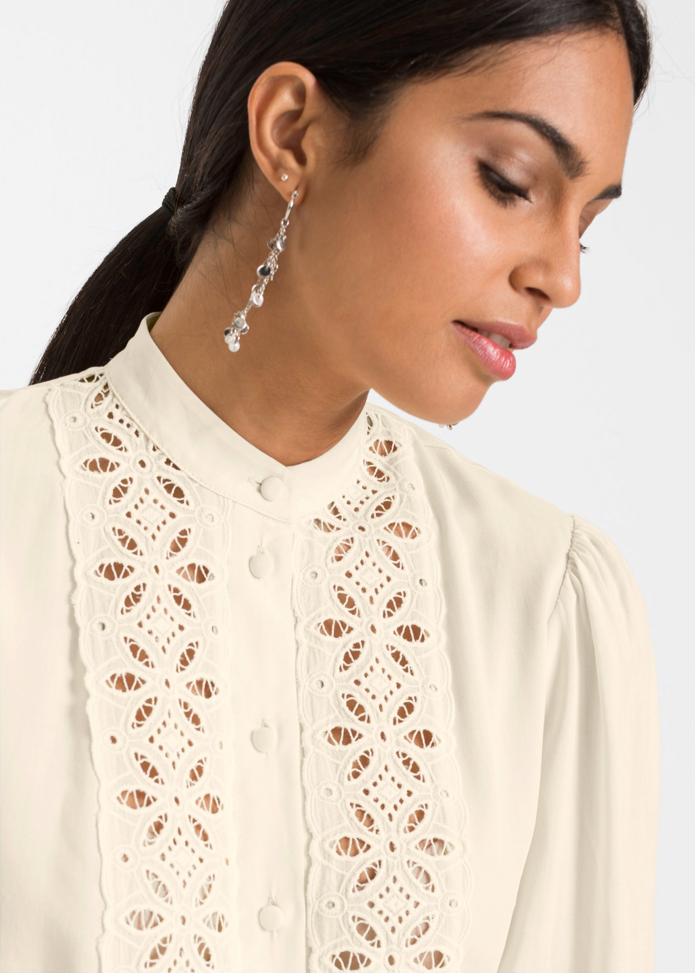 bonprix Spitzenbluse mit 3/4 Puffärmel, tolle Lochspitze, Stehkragen, Knopfleiste