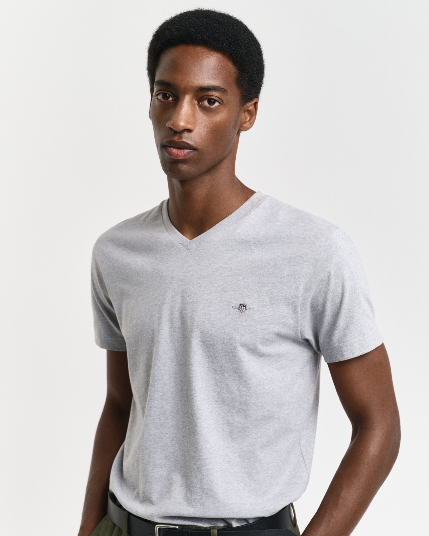 Gant T-Shirt »SLIM SHIELD V-NECK T-SHIRT« mit einer kleinen Logostickerei auf der Brust