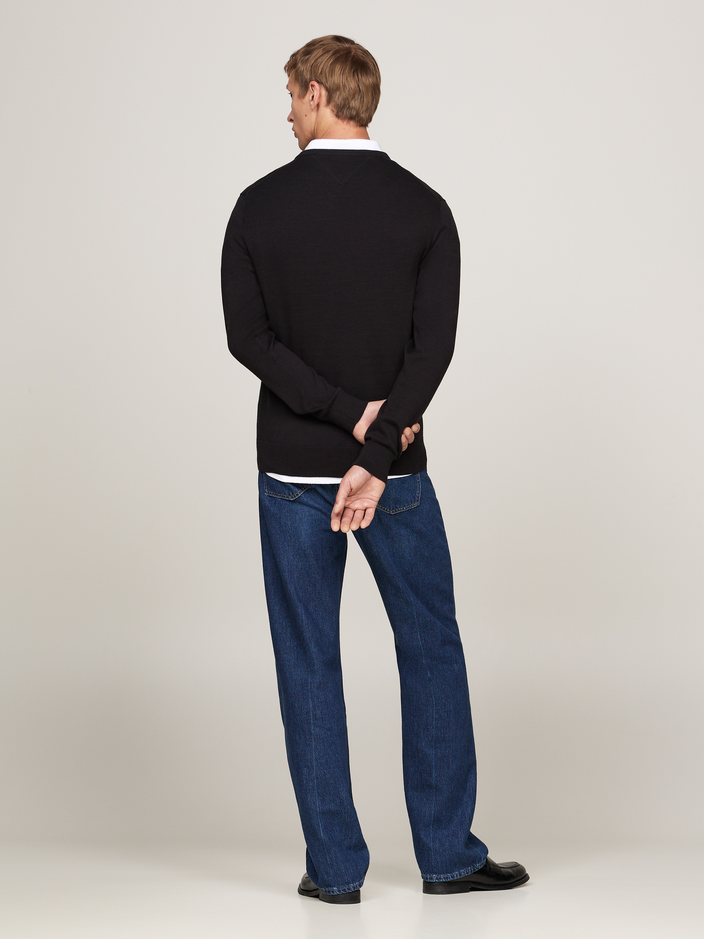 Tommy Hilfiger Strickpullover »ESSENTIAL COTTON V NECK mit V-Ausschnitt und Stickerei«, unifarben, casual, regular fit, Baumwolle, V-Ausschnitt