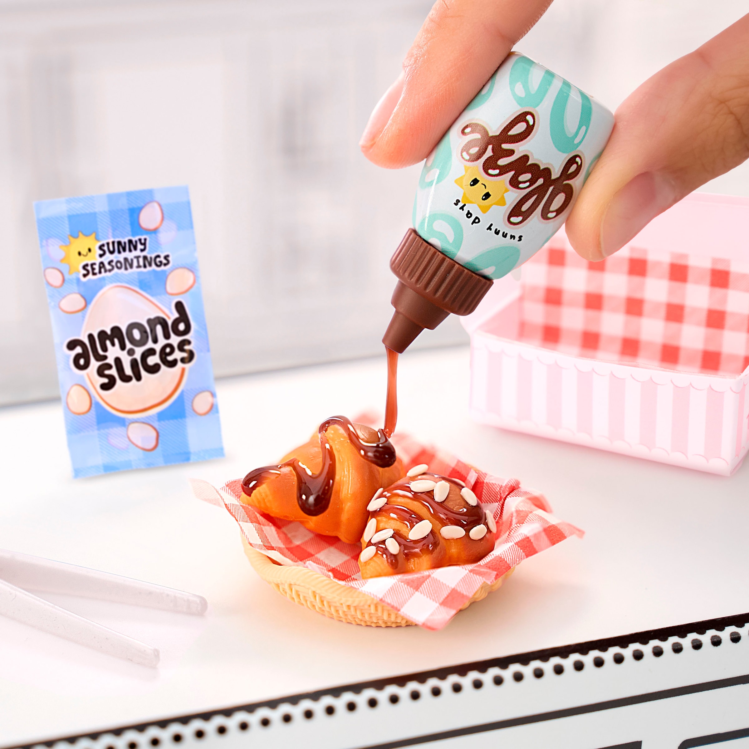 MGA ENTERTAINMENT Kreativset »MGA's Miniverse - Make It Mini Foods: Cafe in PDQ Series 4« sortierte Lieferung