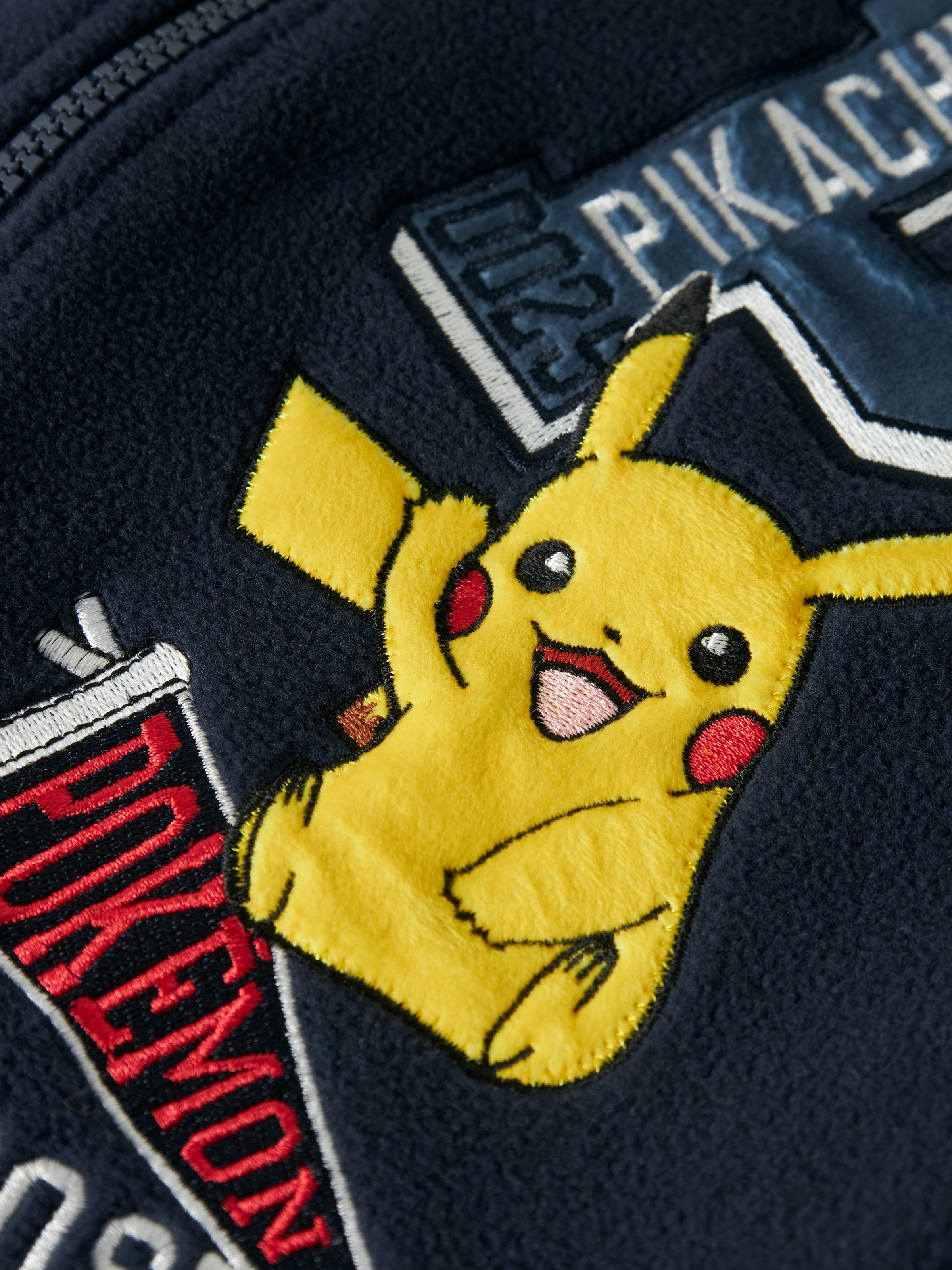 Name It Fleecejacke »NMMJOAKIM POKEMON FLEECE W ZIP SKY« Kunstfaser, regular fit, mit Pokemon Badges