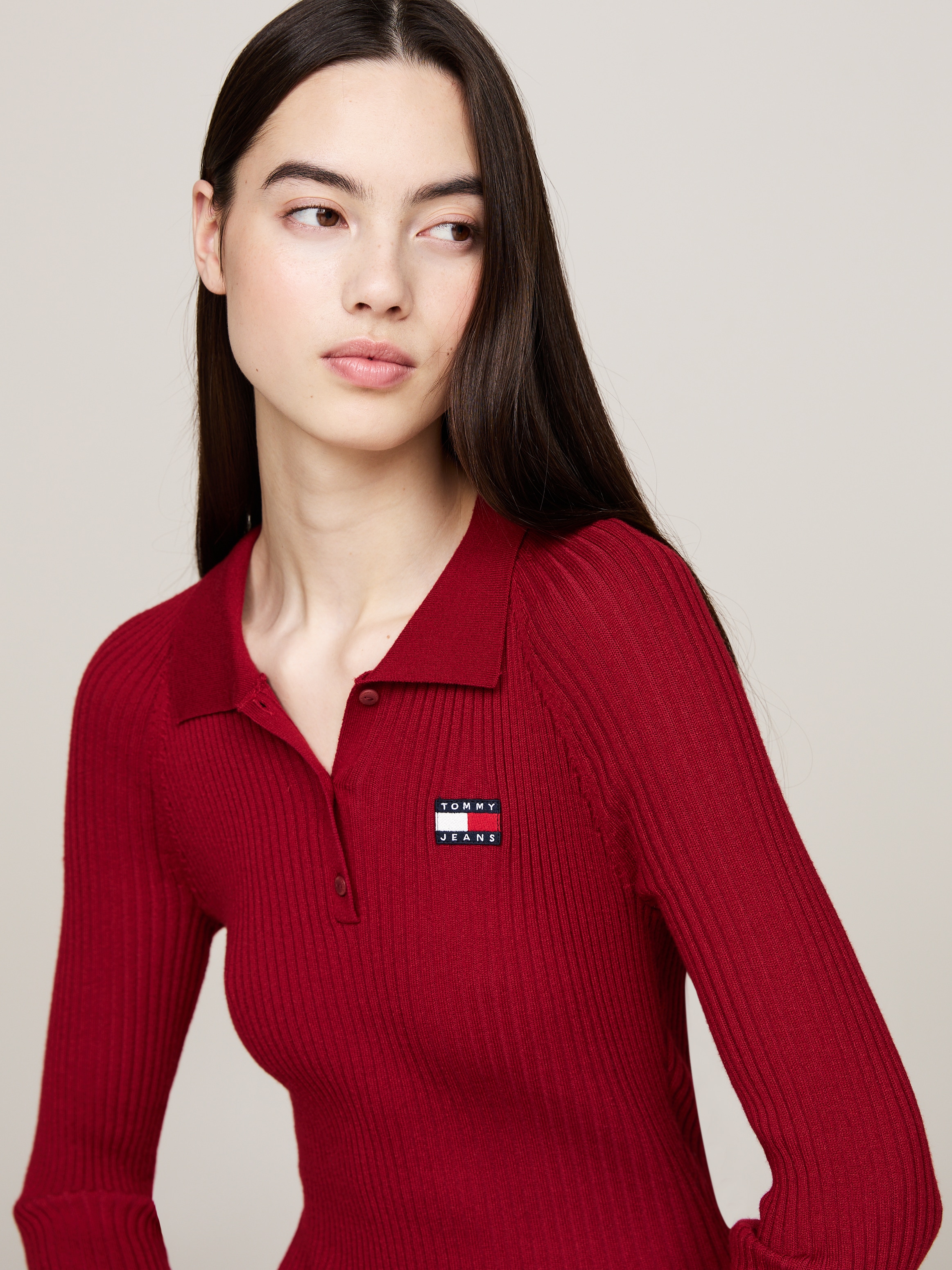 Tommy Jeans Strickkleid »TJW COLLAR BADGE SWTER DRESS EXT«, mit Kragen, Logo-Badge