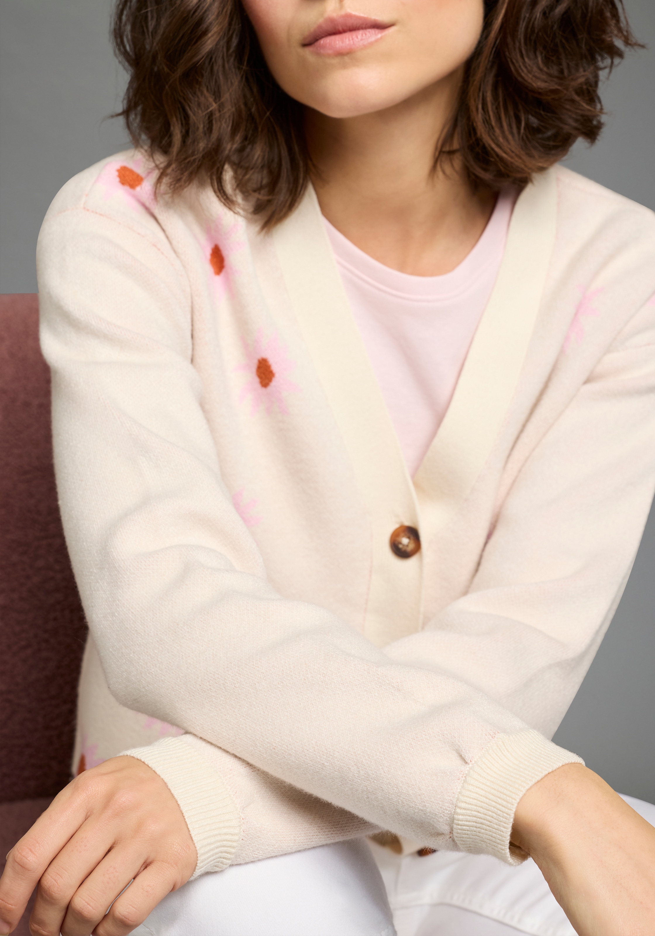 KangaROOS Strickjacke Strickjacke aus Feinstrick, bequeme Passform, Blumenmuster