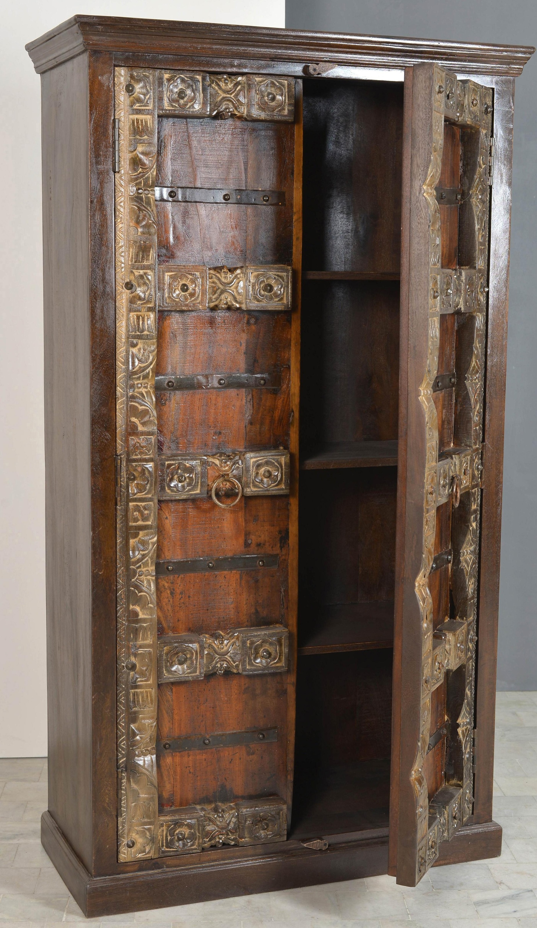 SIT Stauraumschrank »Almirah« mit Schnitzereien und Metallapplikationen