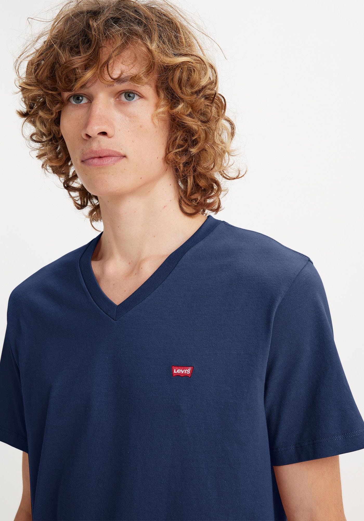 Levi's® V-Shirt »LE ORIGINAL HM VNECK«, mit Logostickerei