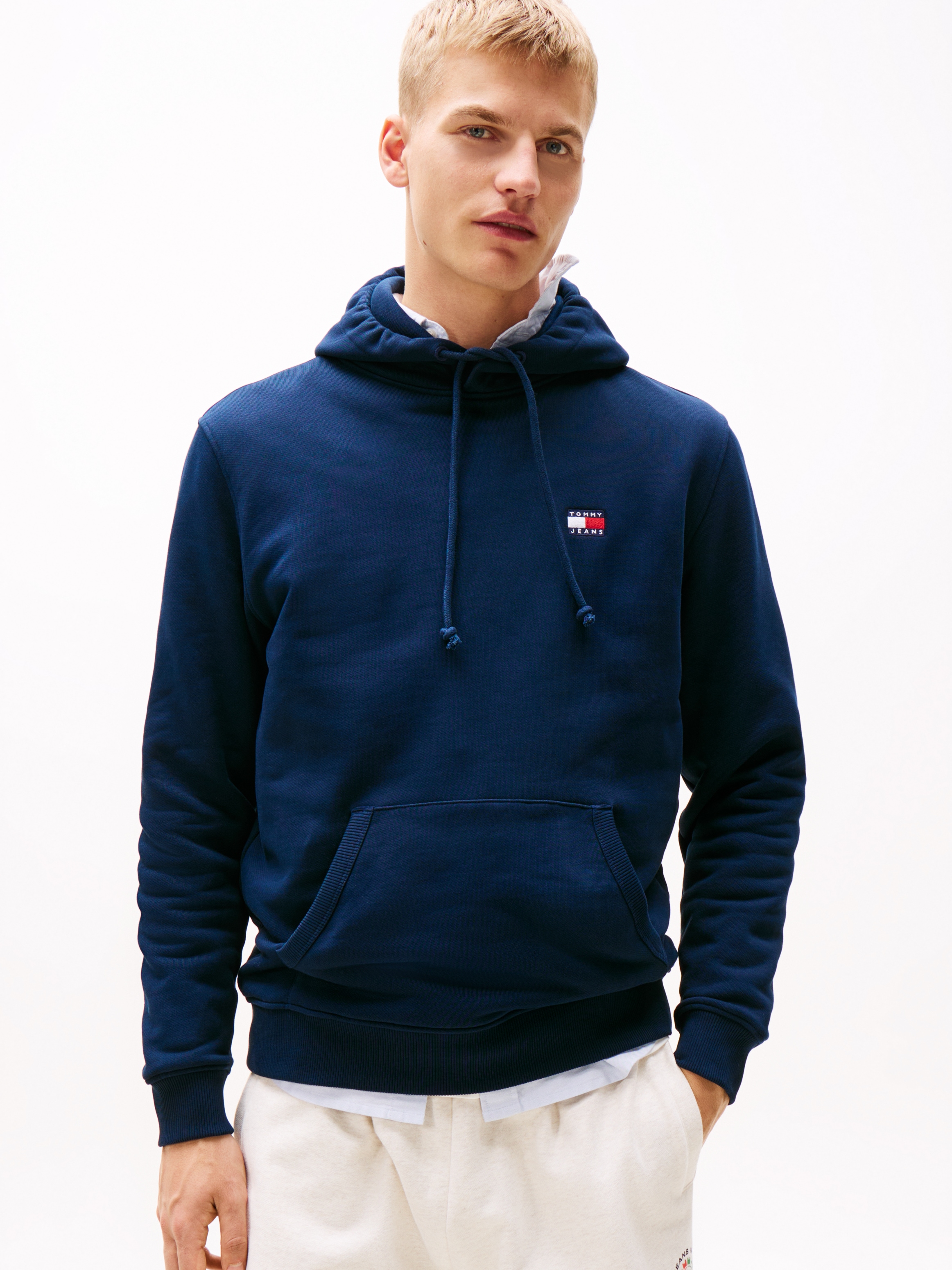 Tommy Jeans Hoodie »TJM REG BADGE HOODIE EXT«, Mit Rundhalsausschnitt