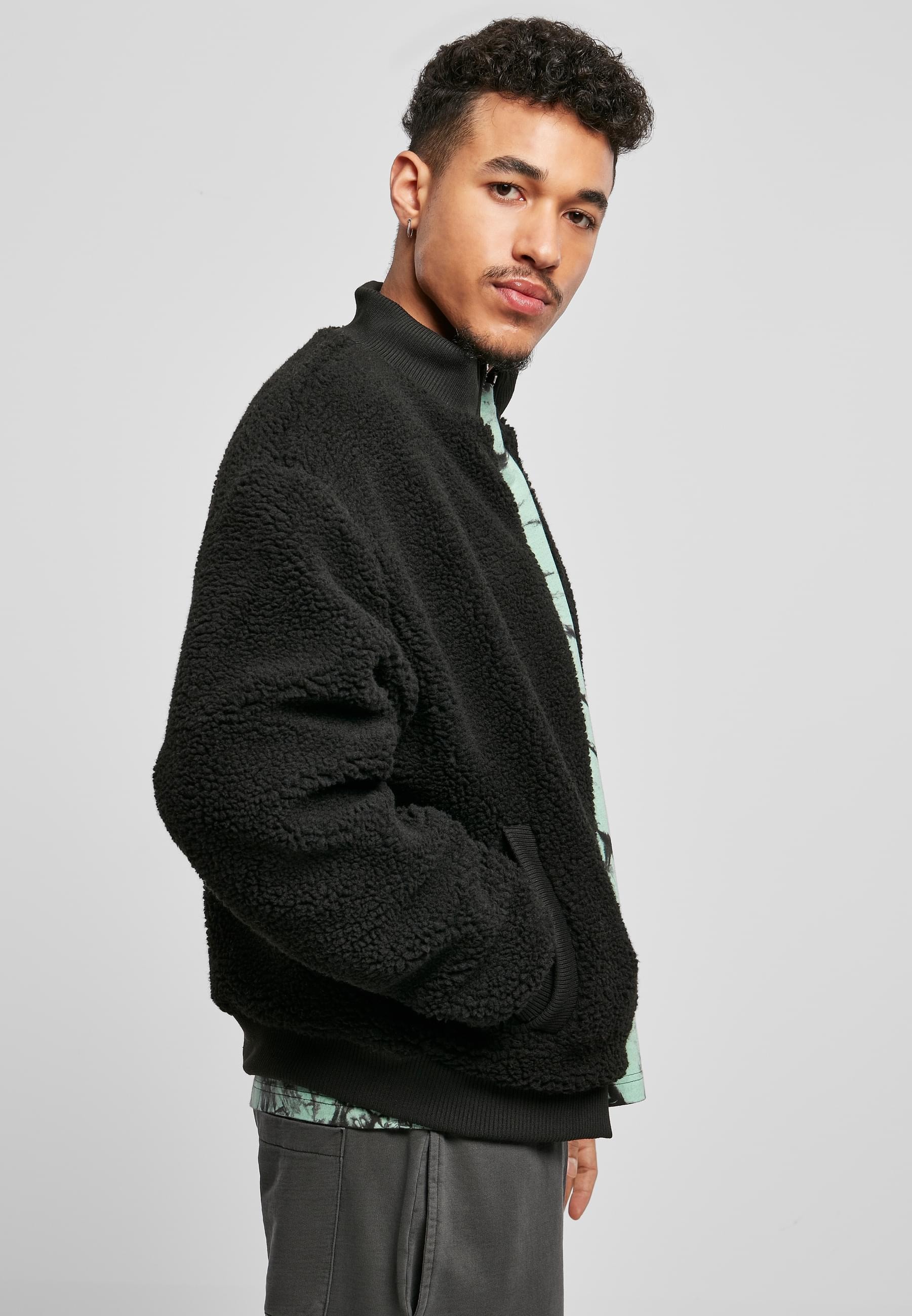 URBAN CLASSICS Winterjacke »Urban Classics Herren Boxy Sherpa Jacket« 1 Stk. tlg. ohne Kapuze