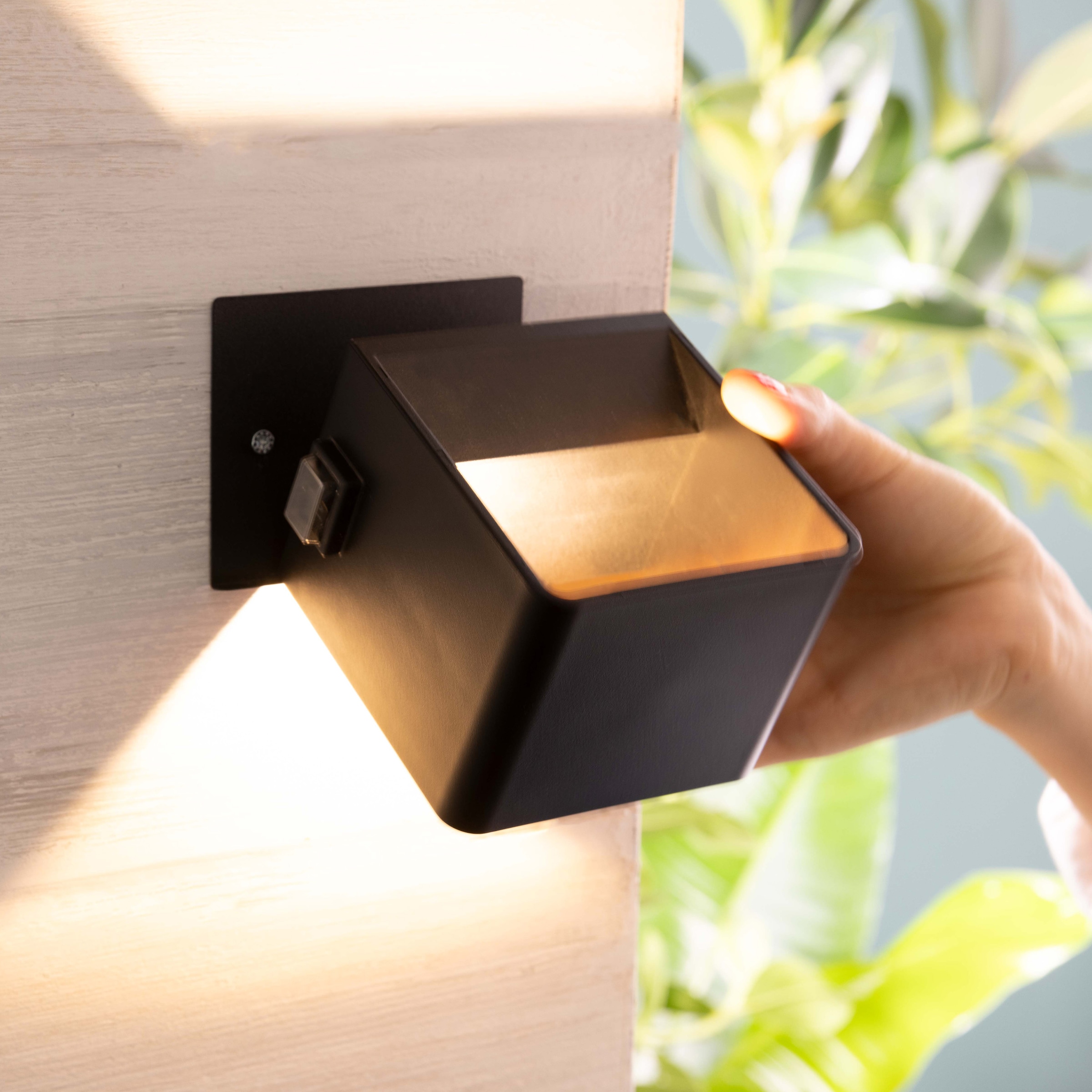 Brilliant Außen-Wandleuchte »Iseo - portable Akkuleuchte inkl. Magnetplatte«, 1 flammig, Leuchtmittel LED-Modul | LED fest integriert, Akku, 300 lm, 3000 K, USB, schwarz, mobile Außenlampe, Wandlampe