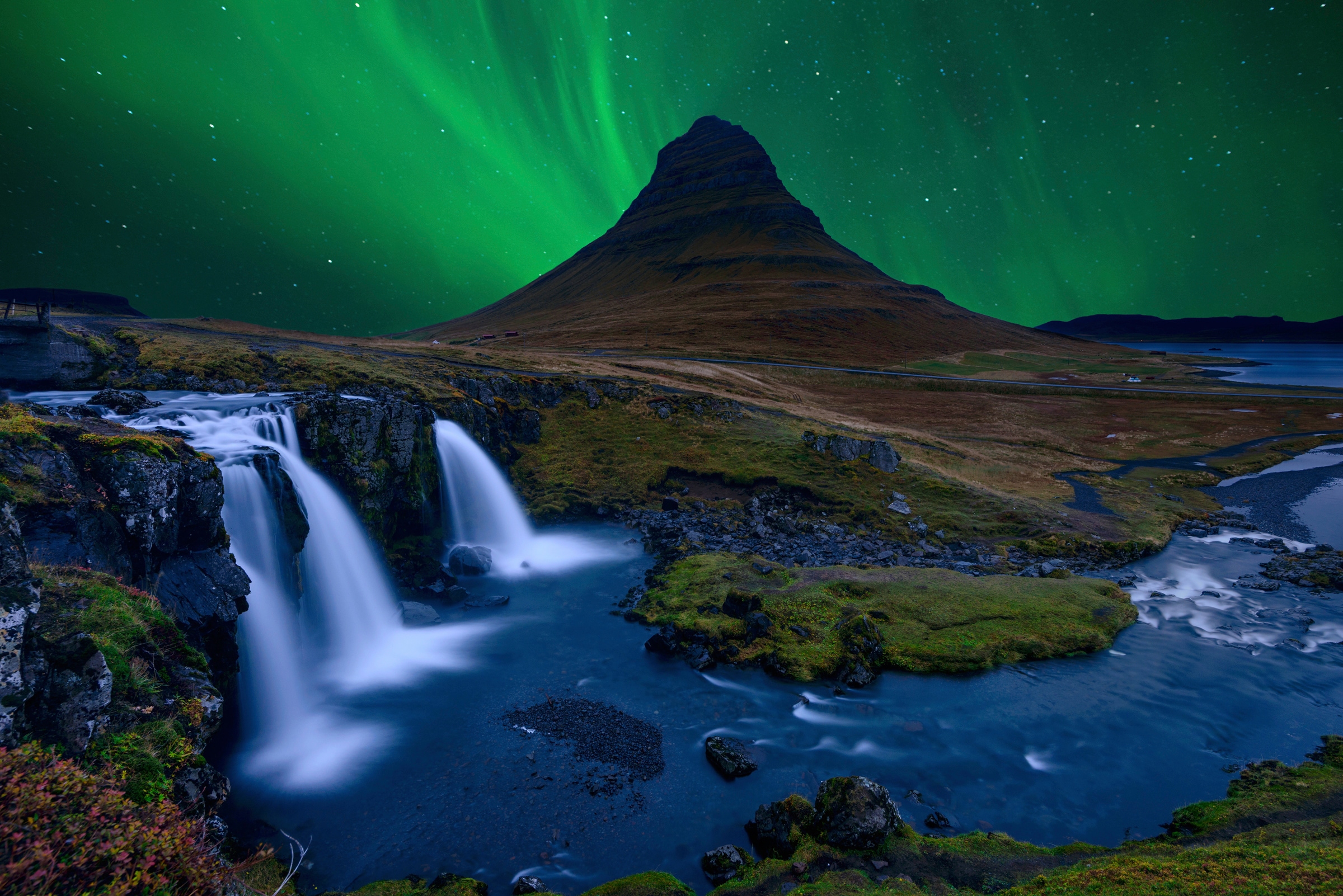 Papermoon Fototapete »Photo-Art ALVARO ROXO, KIRKJUFELL UNTER EINEM BOREALE günstig online kaufen