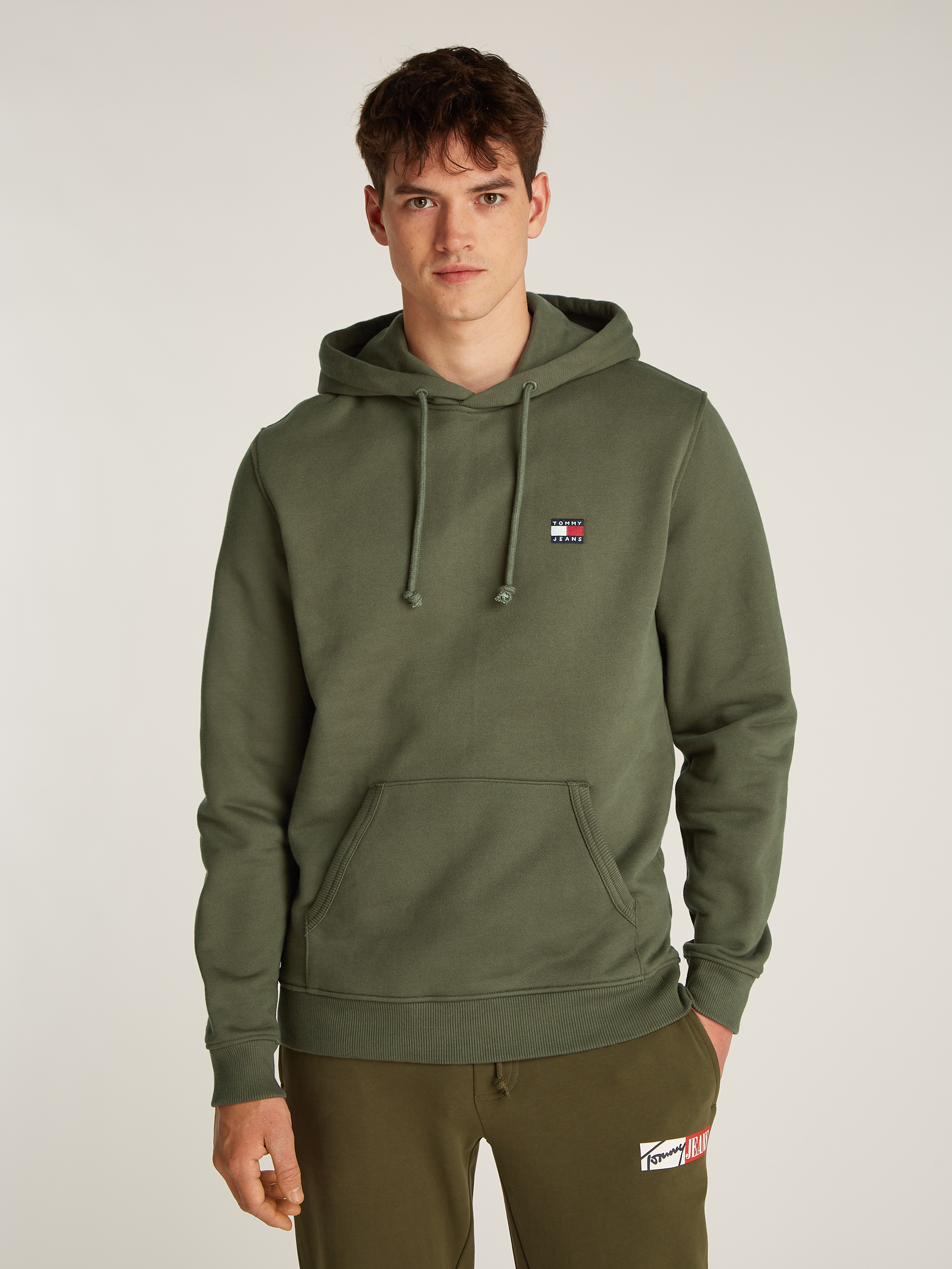 TOMMY JEANS Hoodie »TJM REG BADGE HOODIE EXT« Mit Rundhalsausschnitt Fatigue Green L L Hoodie von TOMMY JEANS