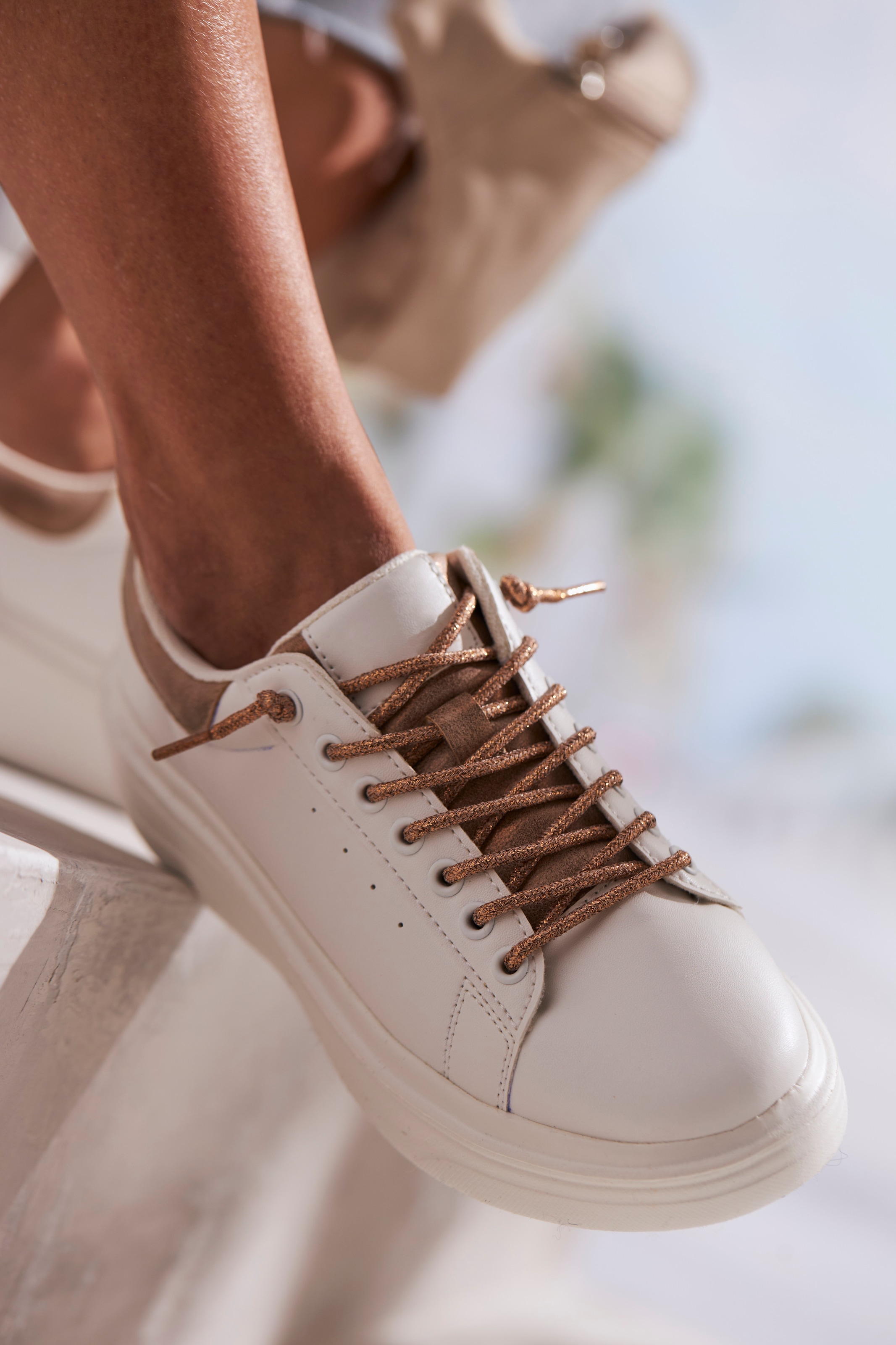 LASCANA Sneaker »Freizeitschuhe,«, mit Metallicdetails und elastischen Schnürbändern VEGAN