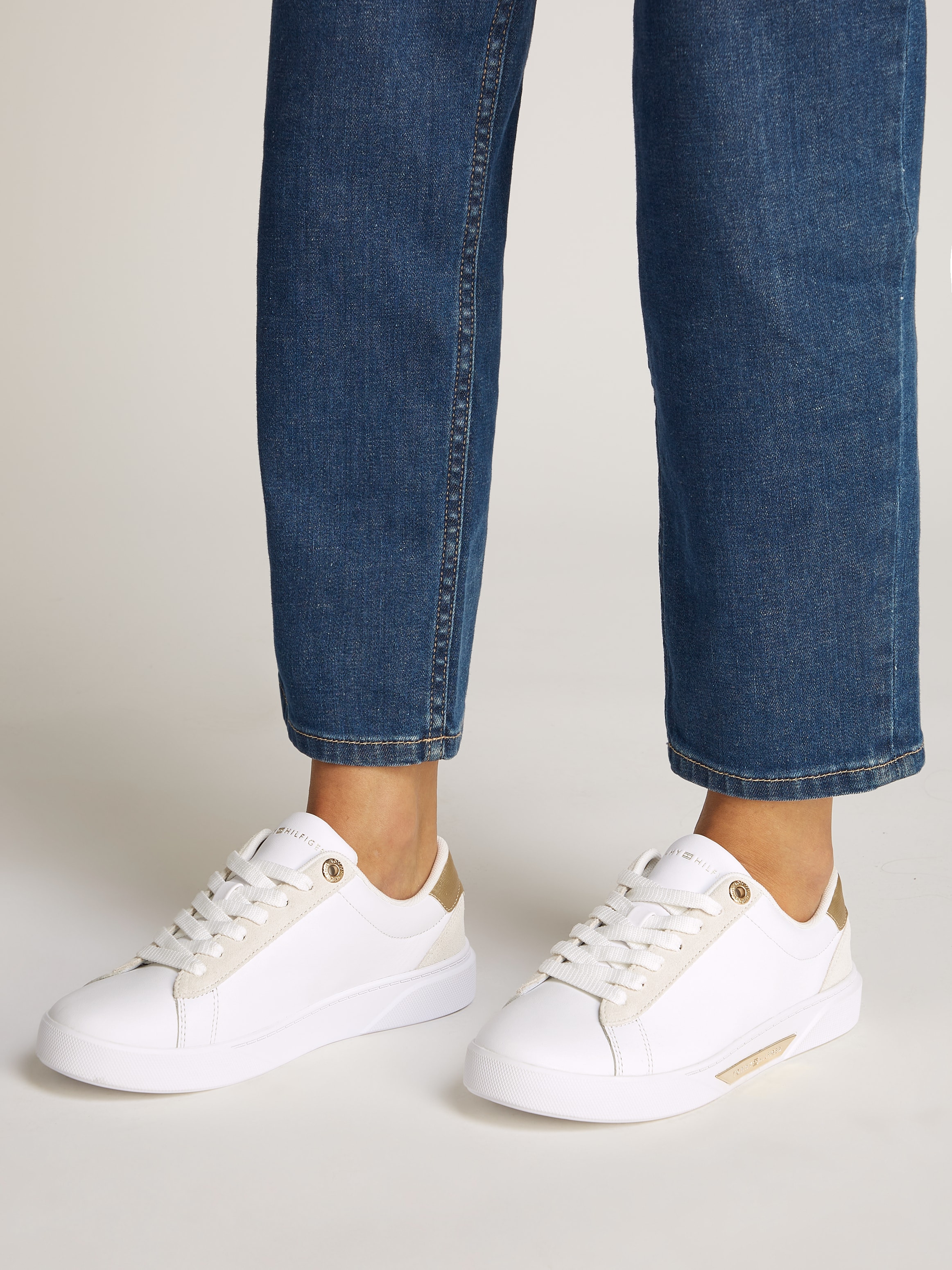 Tommy Hilfiger Plateausneaker »CHIC COURT SNEAKER«, Schnürschuh, Halbschuh, Freizeitschuh mit goldfarbenen Besätzen