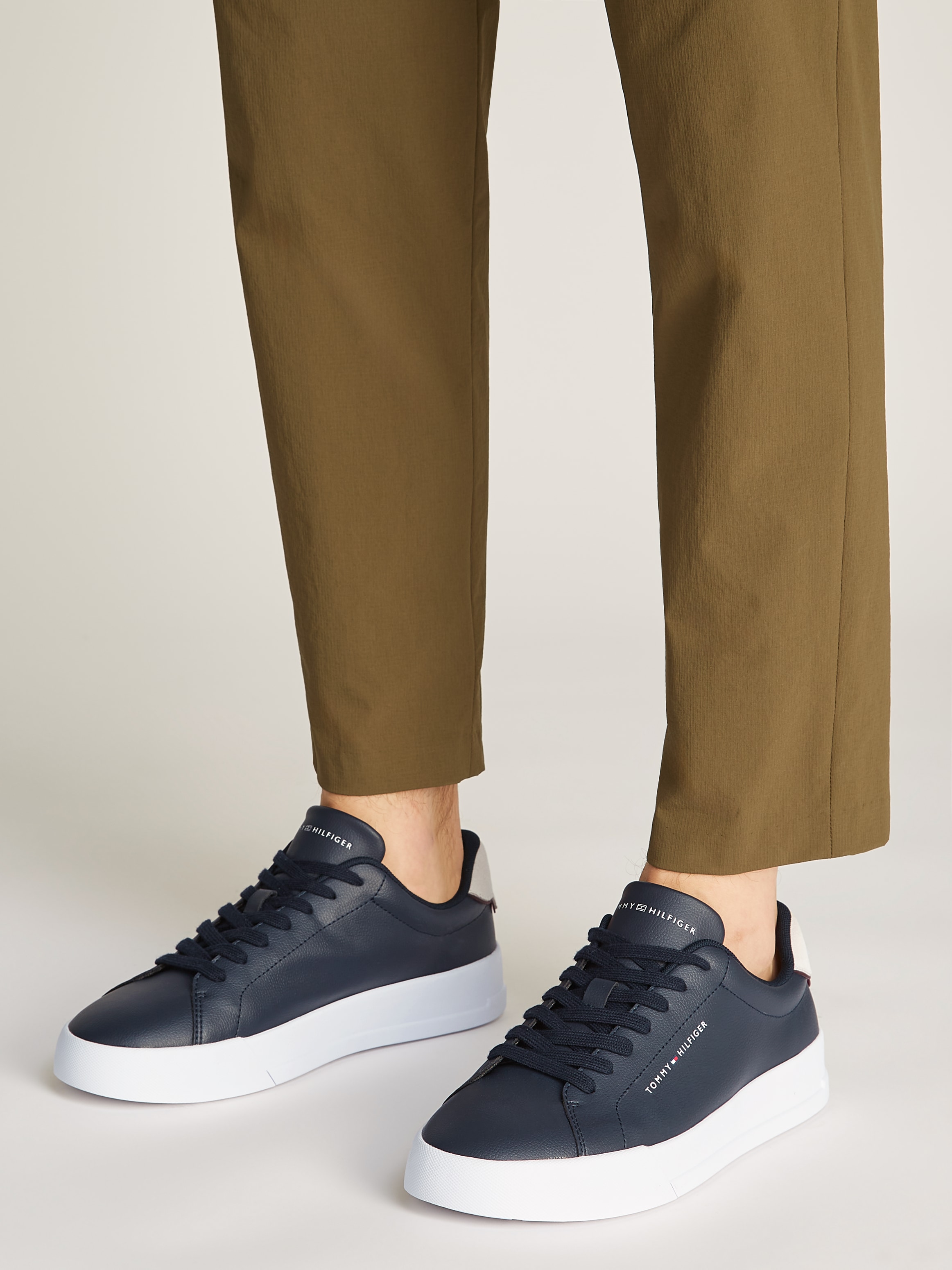 Tommy Hilfiger Sneaker »TH COURT LTH DETAIL ESS«, Freizeitschuh, Halbschuh, Schnürschuh mit seitlichem Logoschriftzug