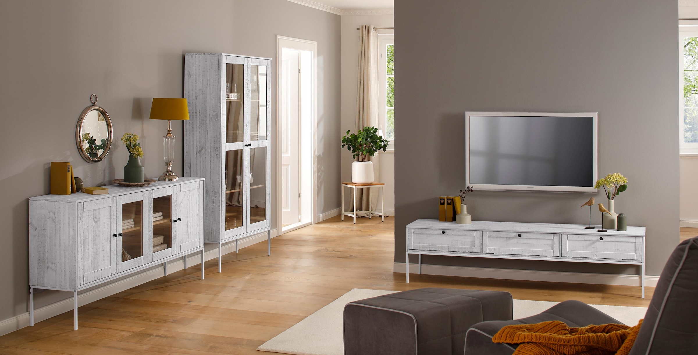 Home affaire Lowboard »Freya«, Kommode mit 3 Klappen, Metallgriffen, aus Massivholz, Breite 175 cm