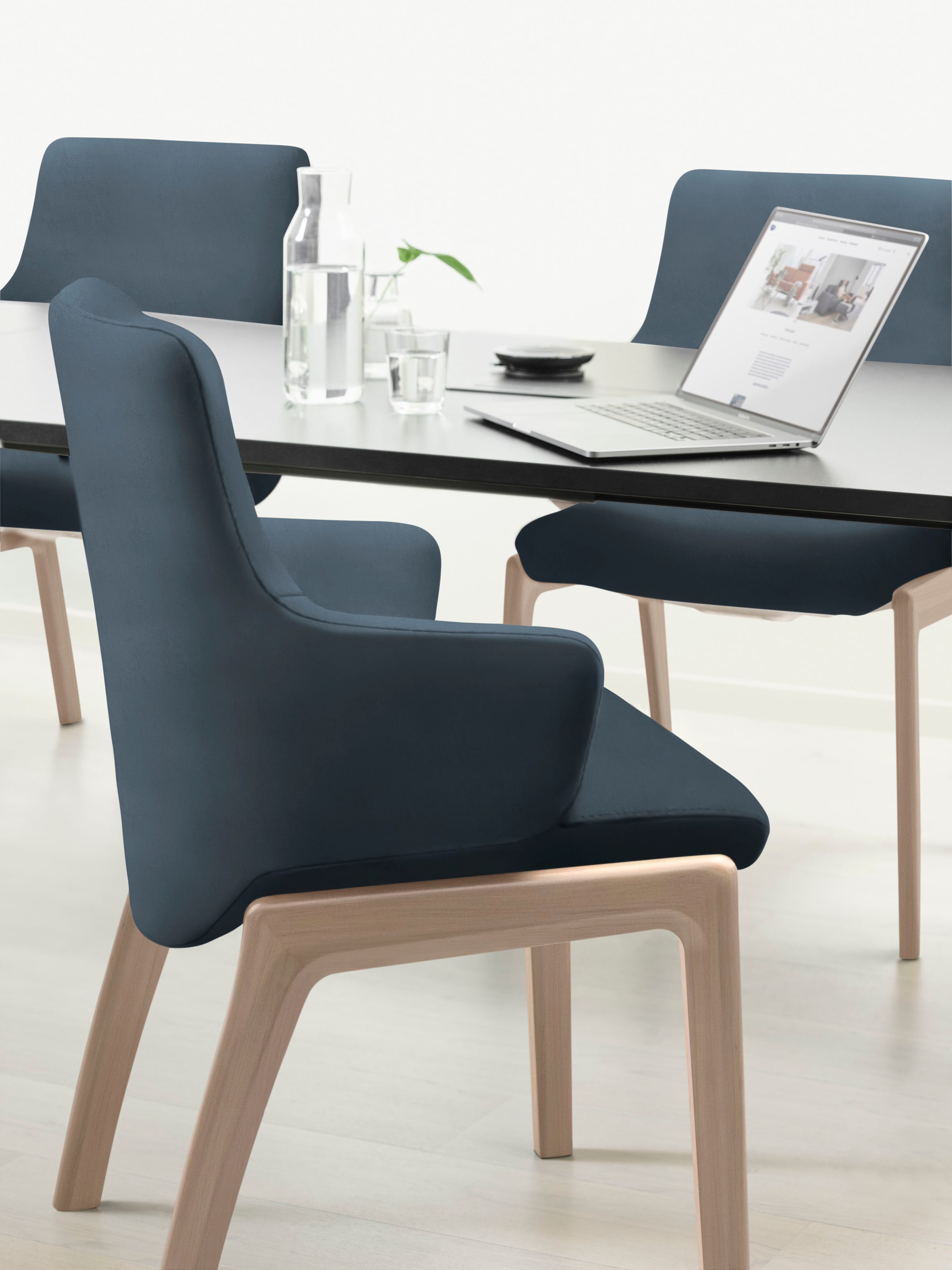 Stressless® Polsterstuhl »Laurel« () Low Back mit Armlehne, Größe L, mit abgerundeten Beinen in Schwarz