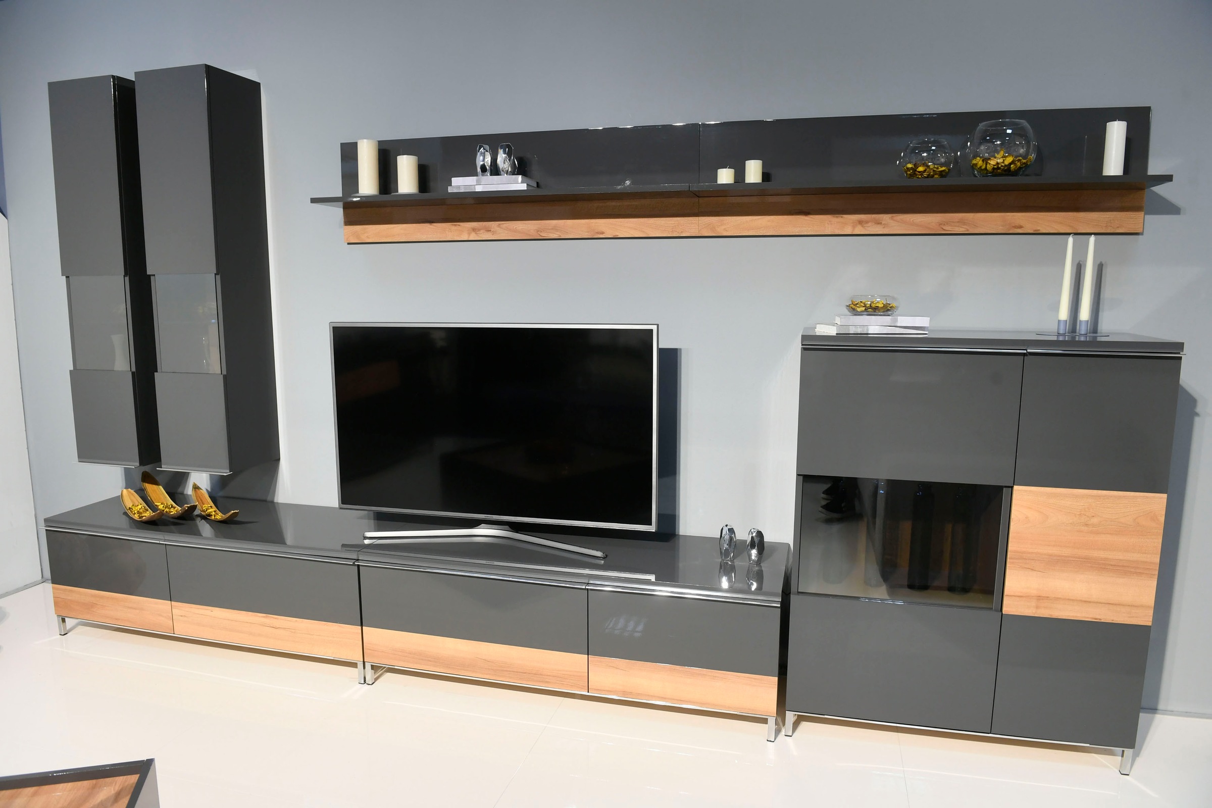 Places of Style Vitrine »Onyx«, (B/H/T): 93,2/116,3/14cm), mit Soft-Close-Funktion