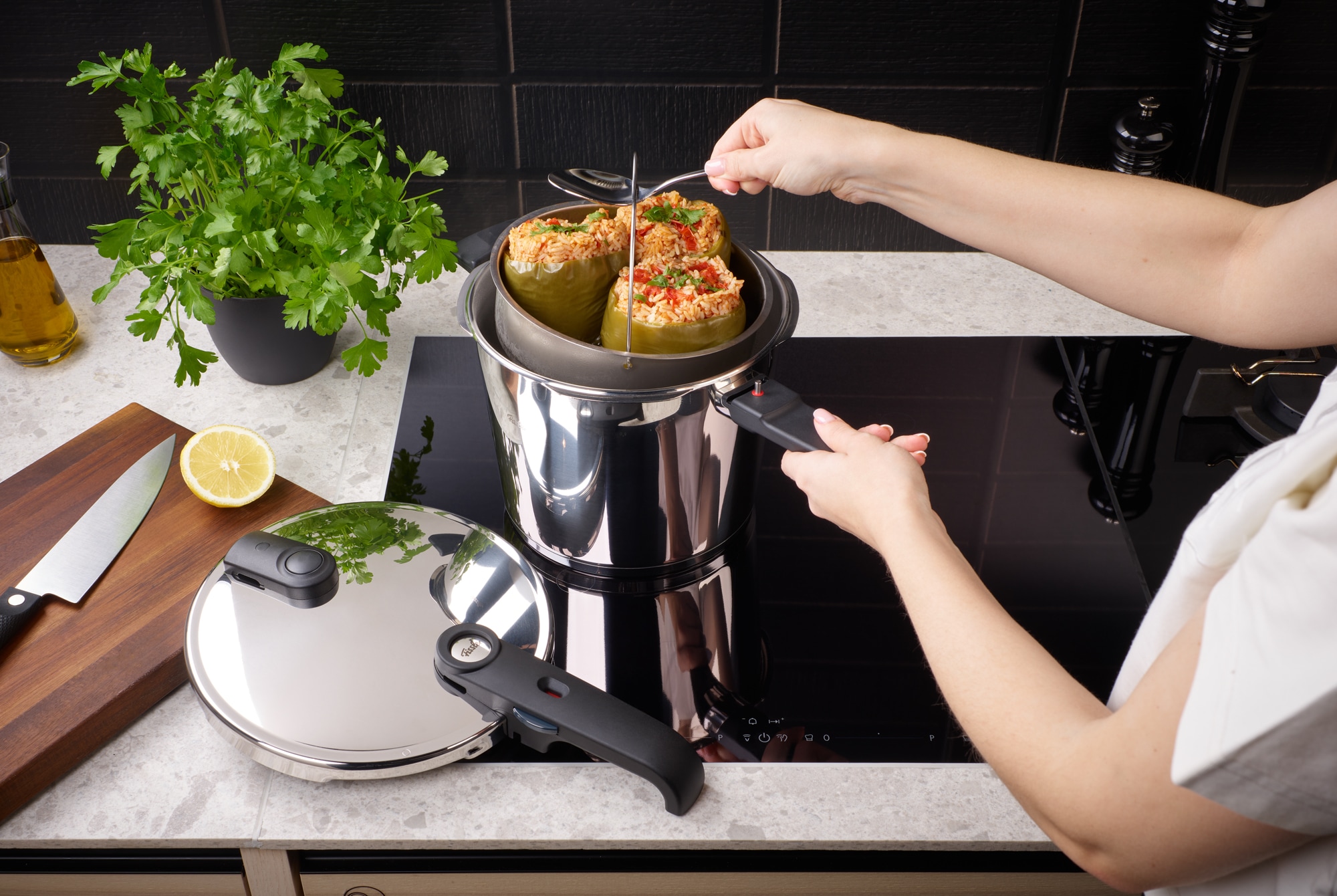 Fissler Schnellkochtopf »Vitaquick® Edition«, Edelstahl 18/10, (Set, 2 tlg., Schnellkochtopf 4,5 oder 6 Liter mit Deckel und Dünsteinsatz), Made in Germany, mit gelochtem Einsatz