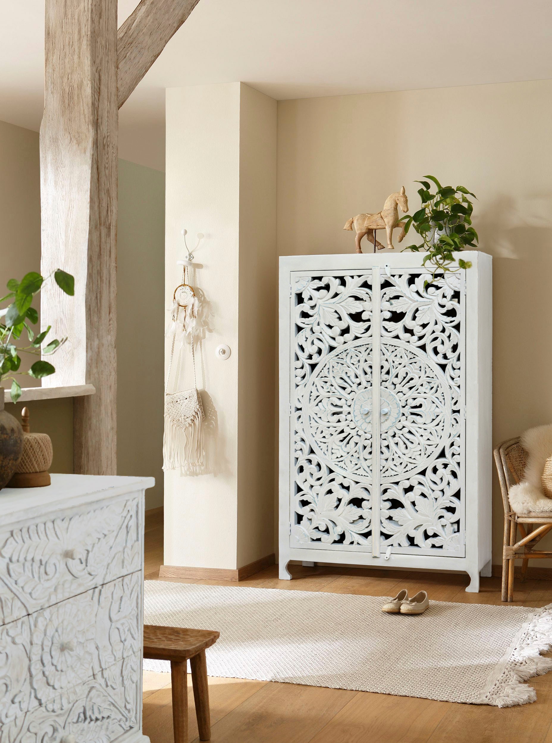 Home affaire Stauraumschrank »Kenmare«, Mangoholz, dekorative Schnitzereien, Breite 100 cm